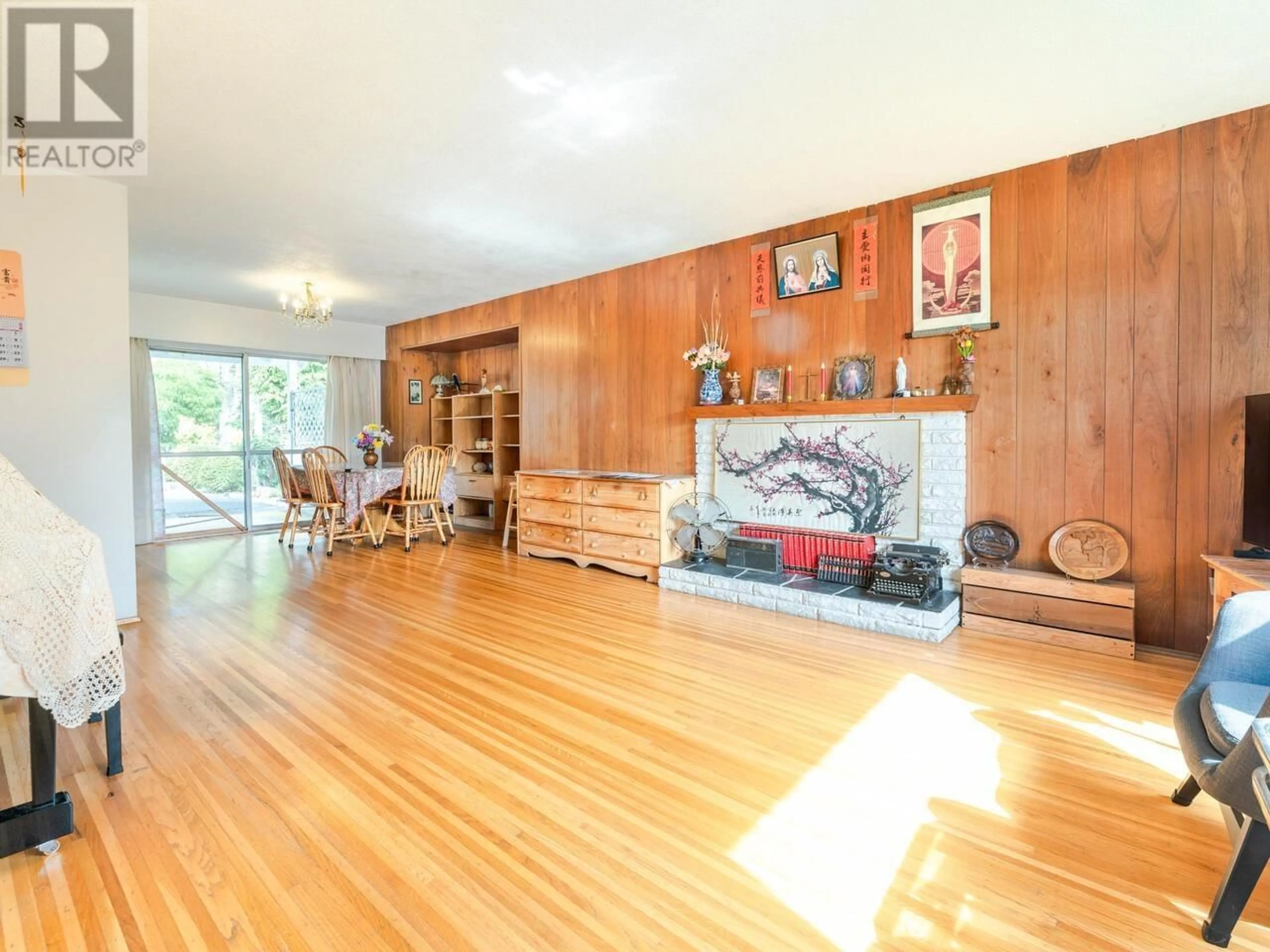 Living room with furniture, wood/laminate floor for 6151 NANIKA CRESCENT, Richmond British Columbia V7C2W6