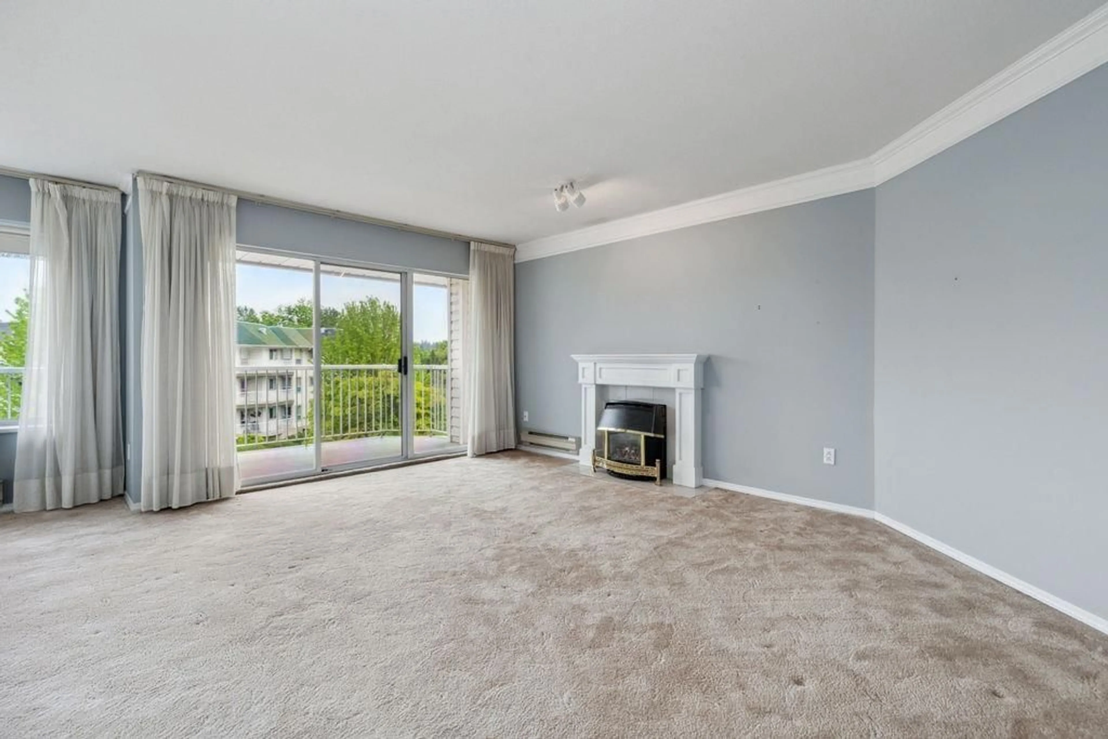 Living room with furniture, carpet floor for 304 - 5363 206, Langley British Columbia V3A2C5