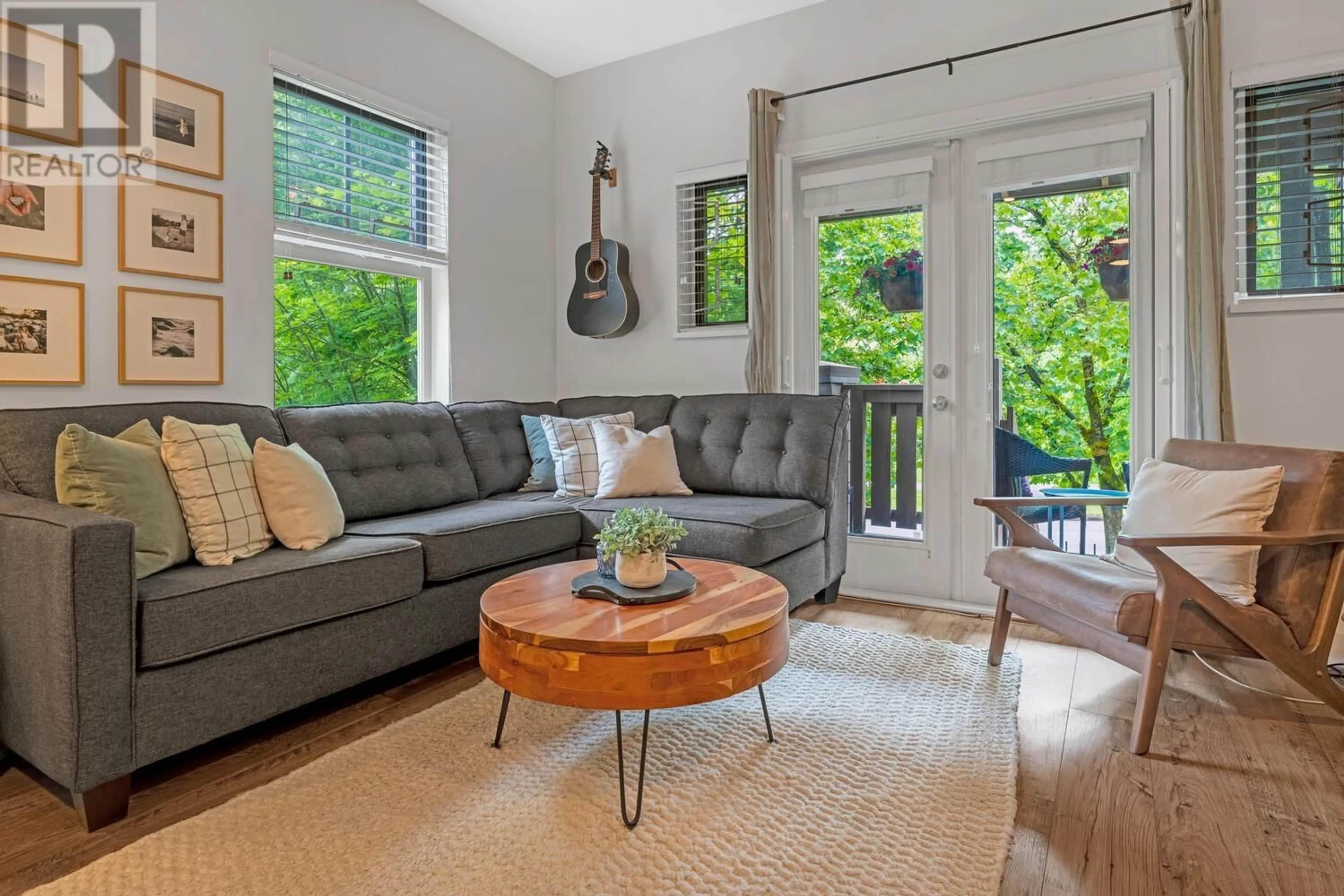 Living room with furniture, unknown for 221 - 625 PARK CRESCENT, New Westminster British Columbia V3L5W4