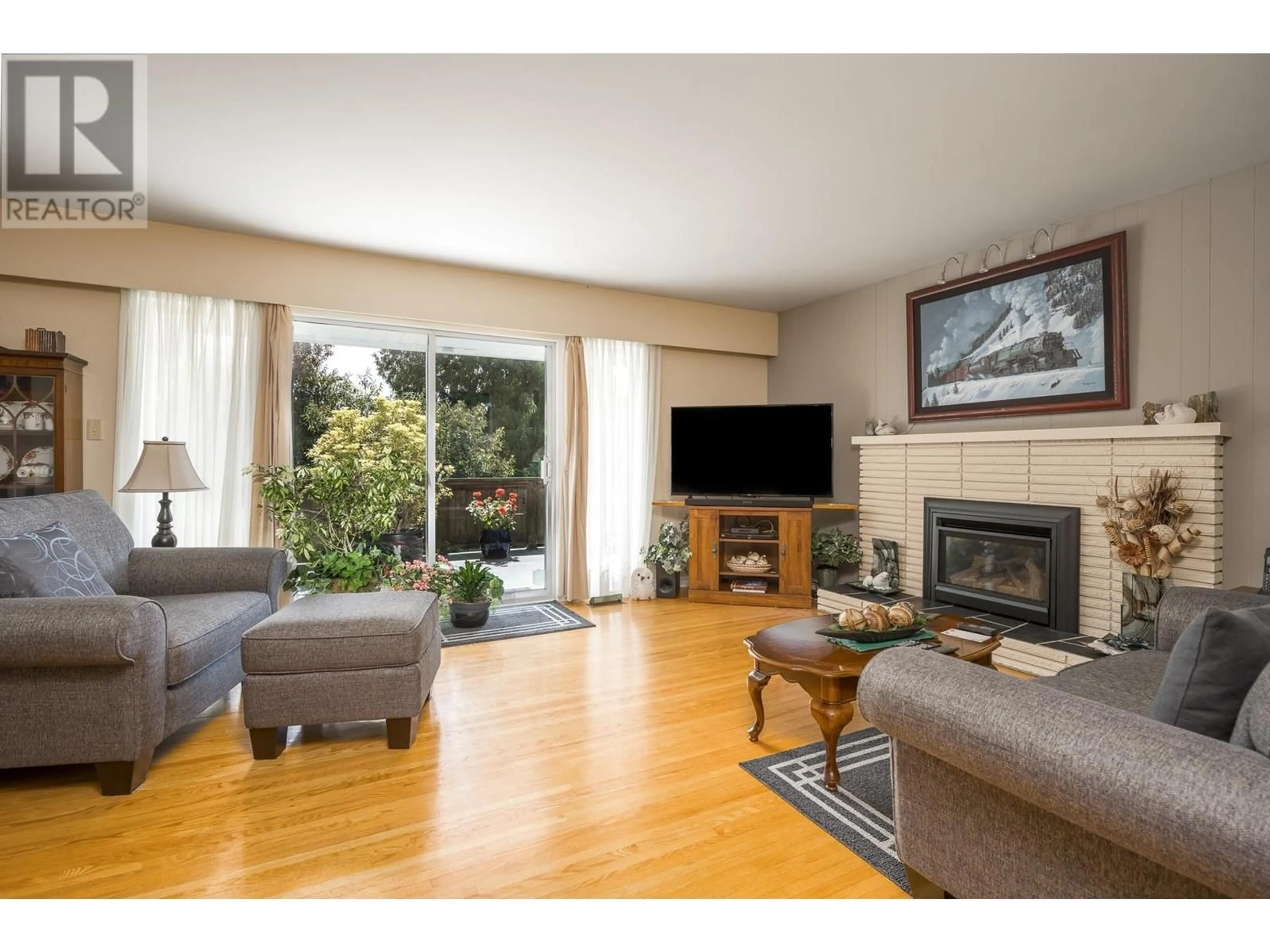 Living room with furniture, wood/laminate floor for 5282 SARATOGA DRIVE, Delta British Columbia V4M2E9