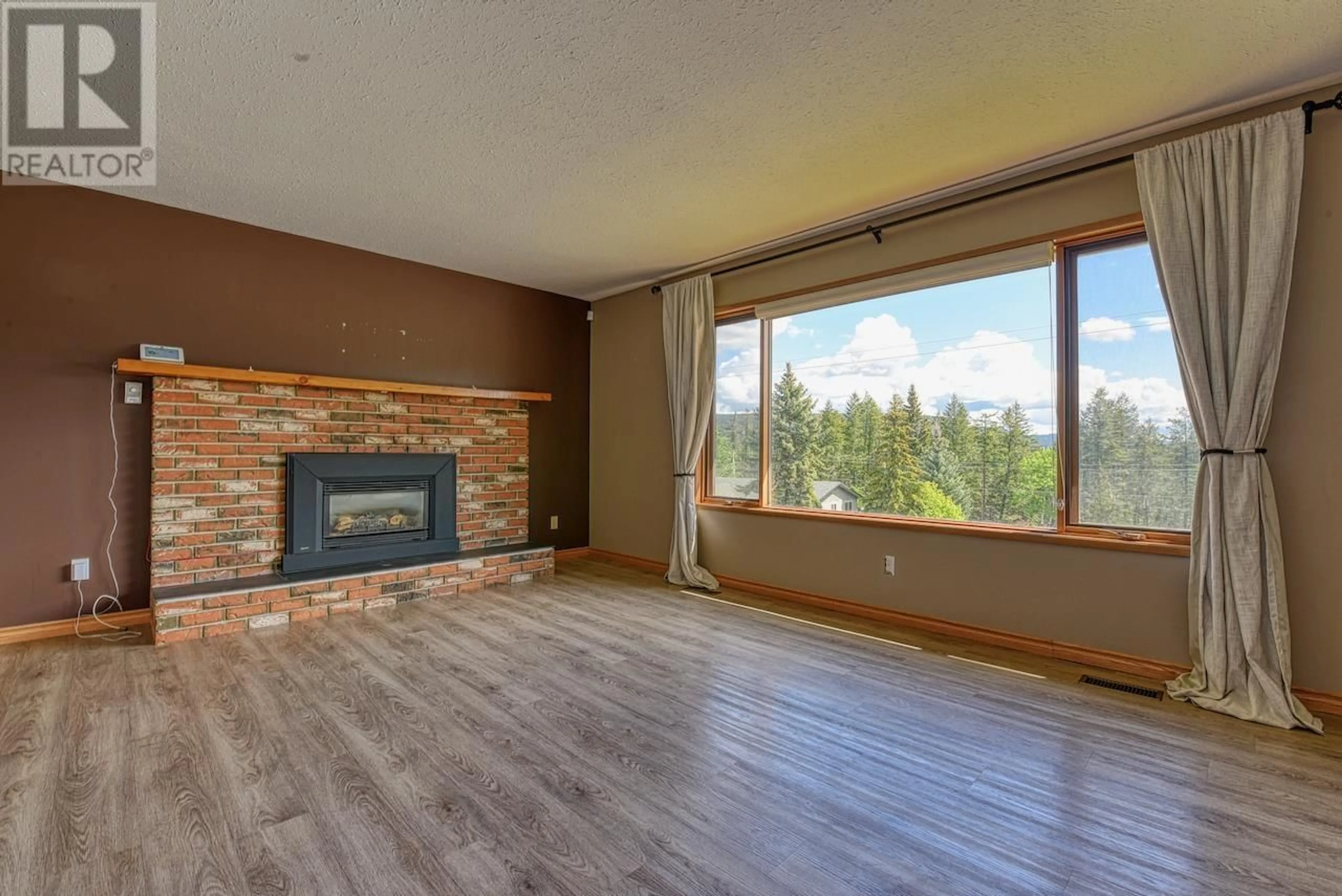 Living room with furniture, wood/laminate floor for 93 WESTRIDGE DRIVE, Williams Lake British Columbia V2G5K3