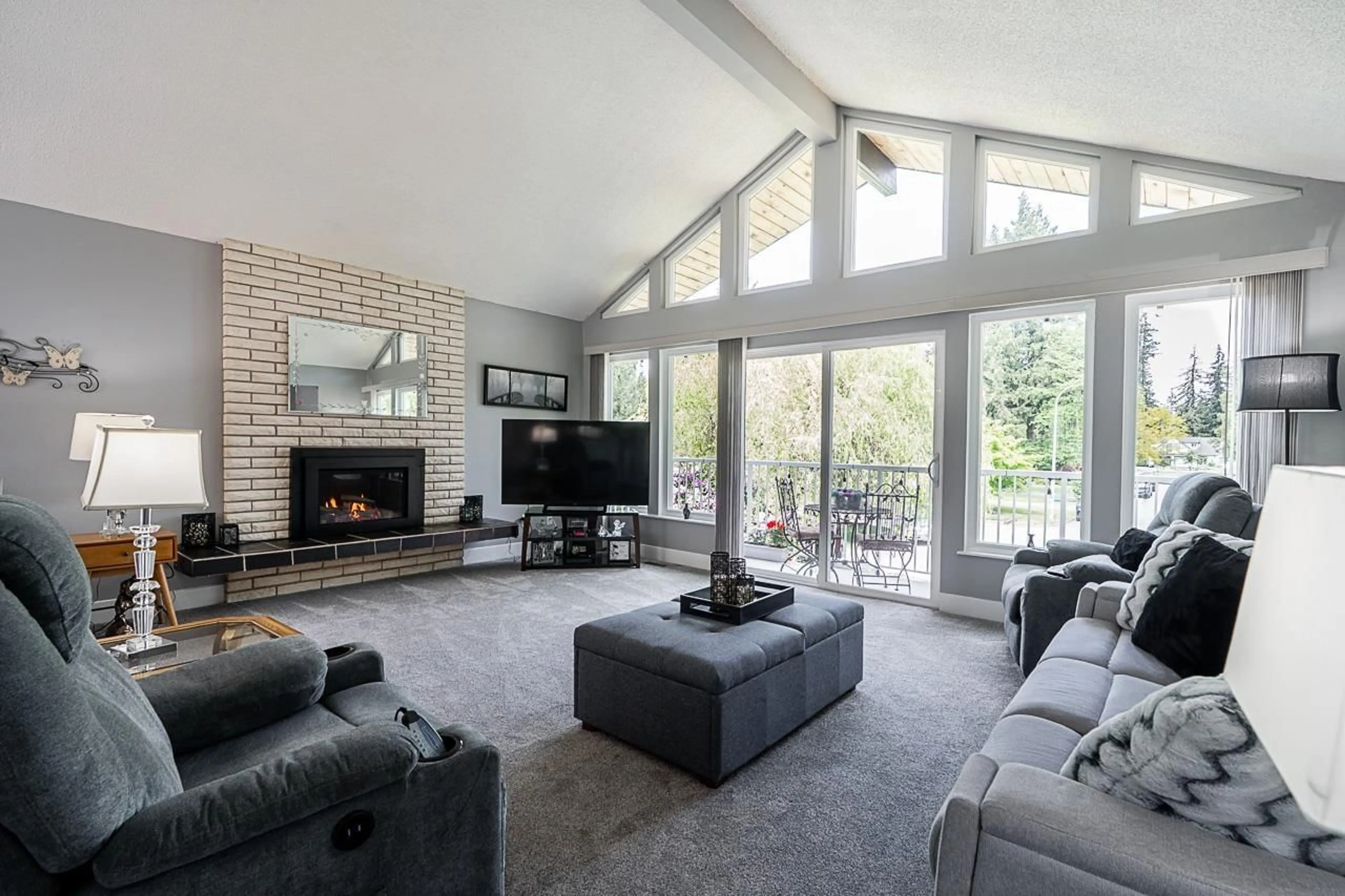Living room with furniture, unknown for 4500 199, Langley British Columbia V3A6A1