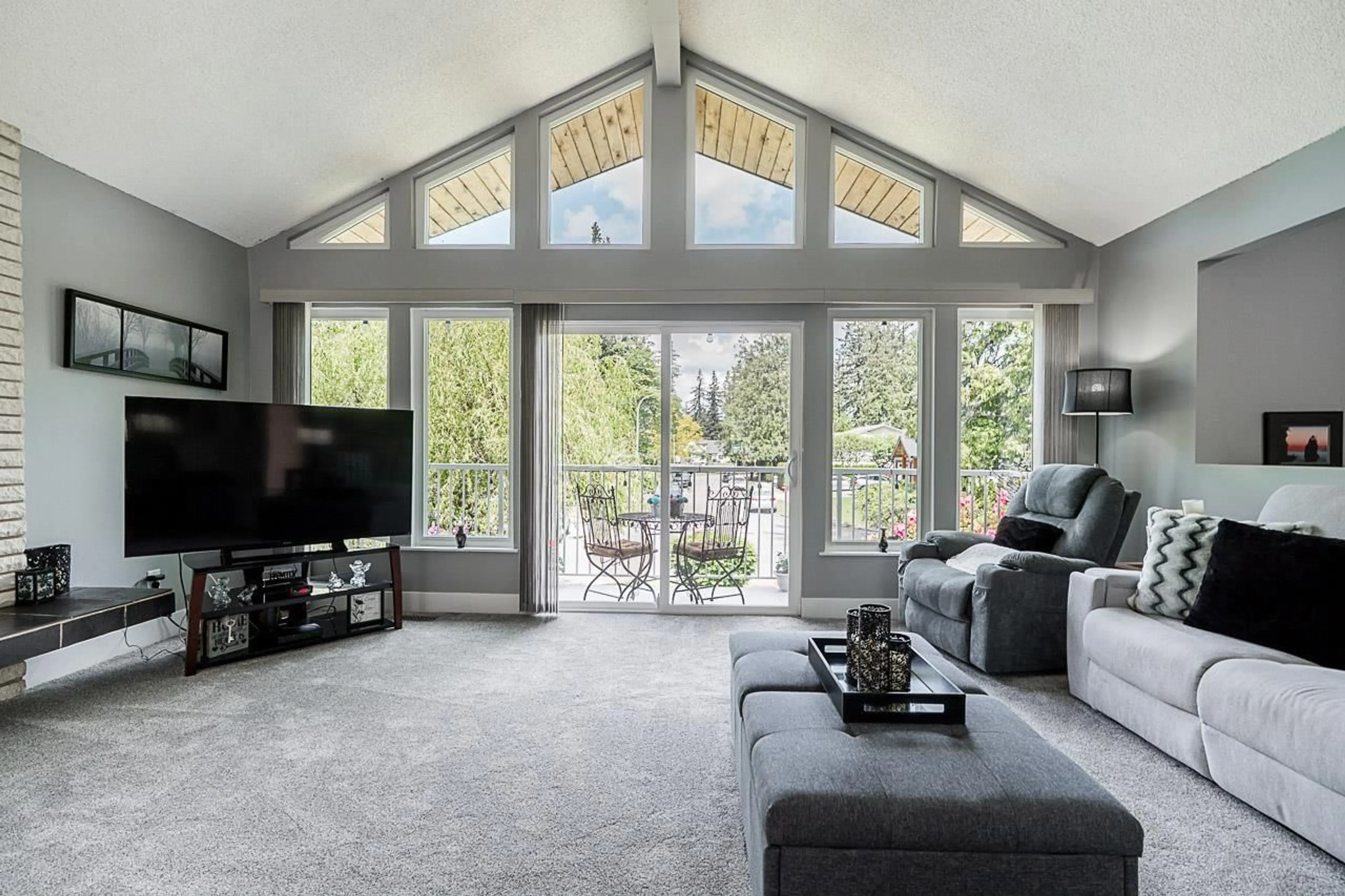Living room with furniture, unknown for 4500 199, Langley British Columbia V3A6A1