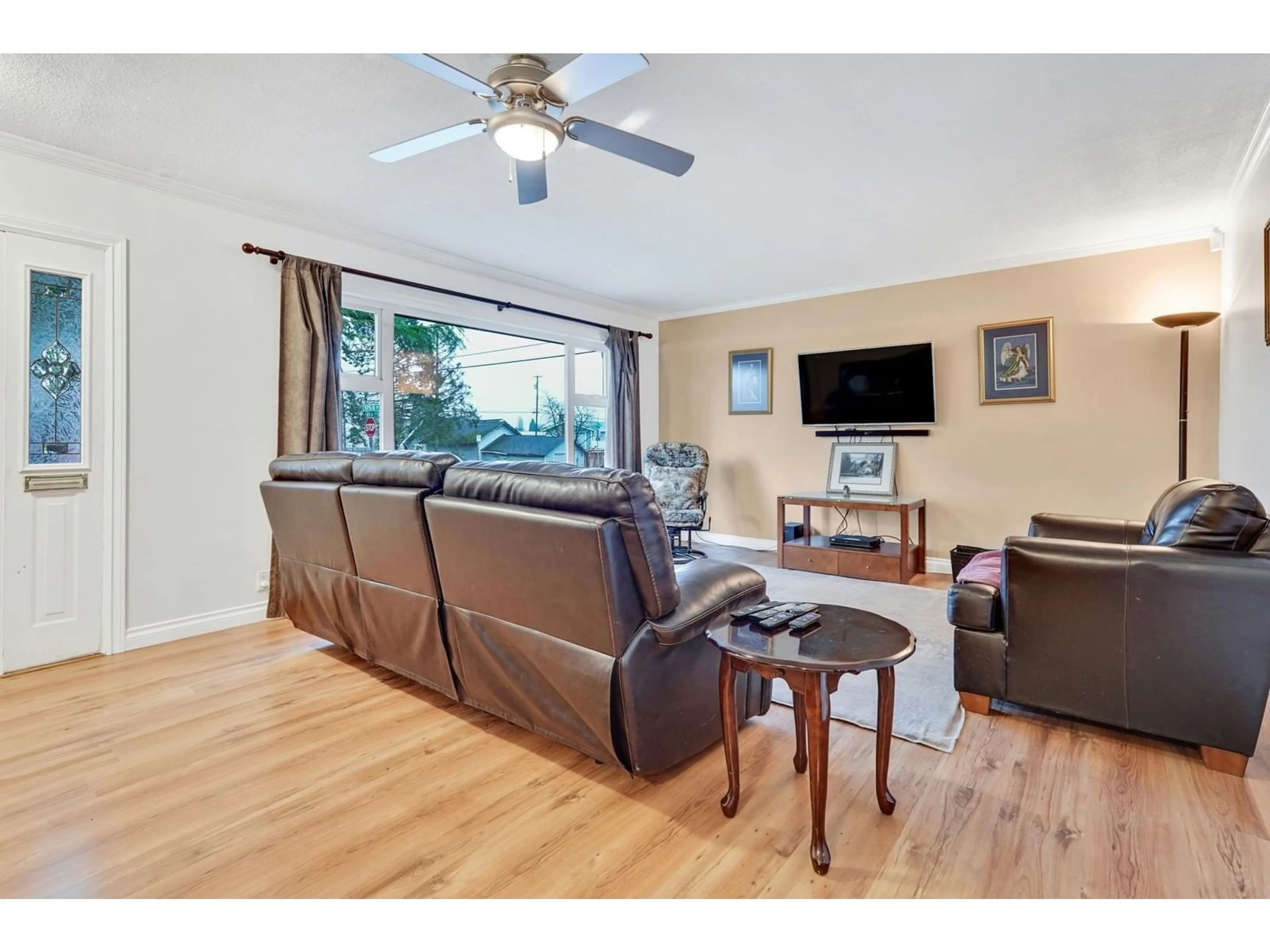 Living room with furniture, wood/laminate floor for 6143 175B, Surrey British Columbia V3S4C1