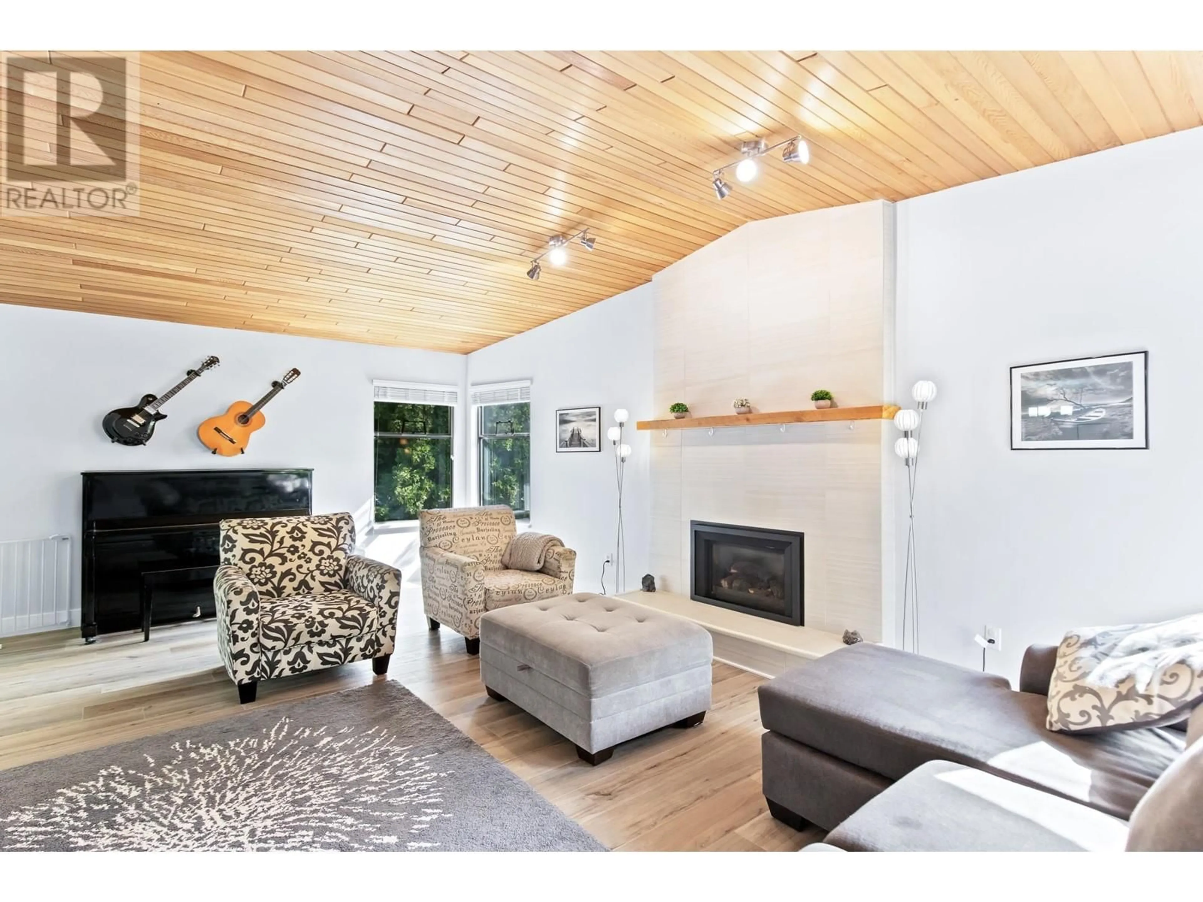 Living room with furniture, wood/laminate floor for 19436 118B AVENUE, Pitt Meadows British Columbia V3Y1K1