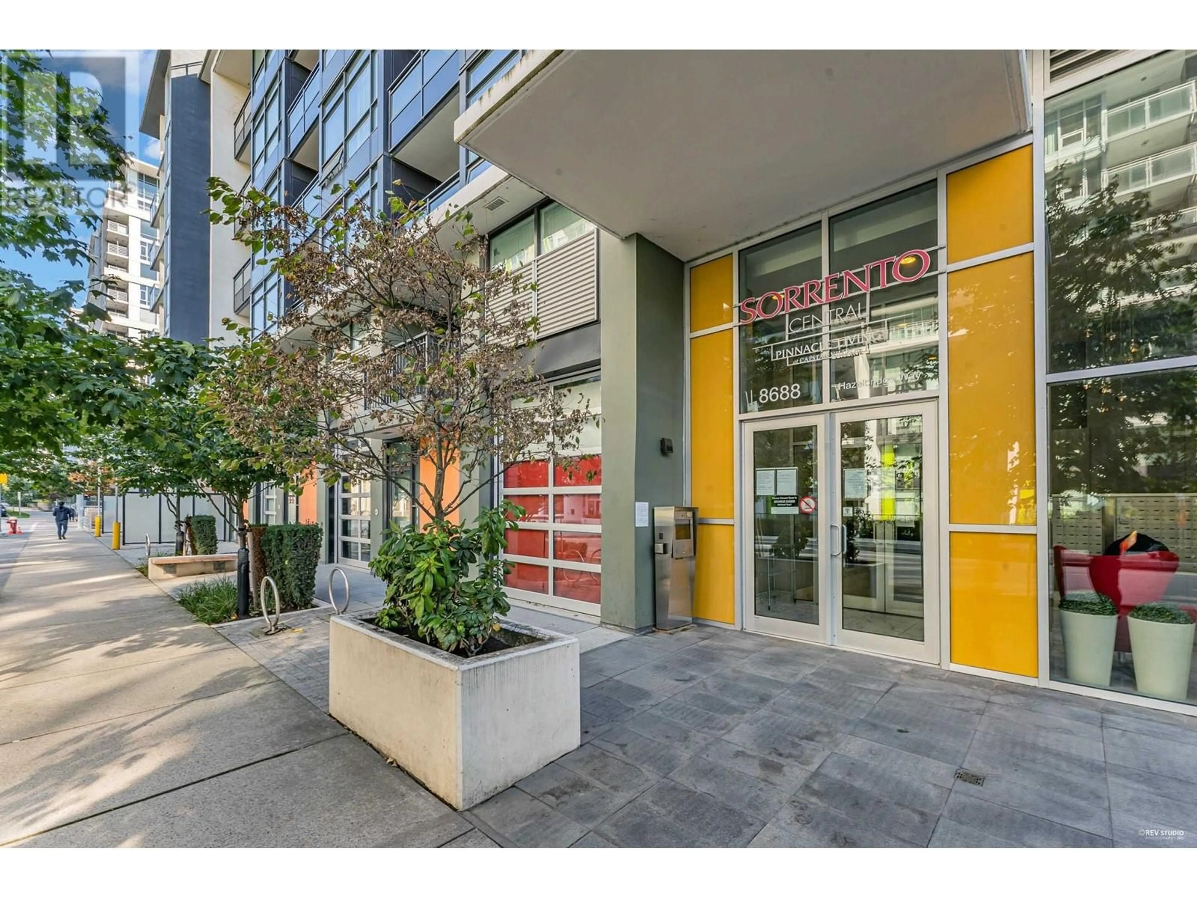 Indoor foyer for 1106 - 8688 HAZELBRIDGE WAY, Richmond British Columbia V6X0R6