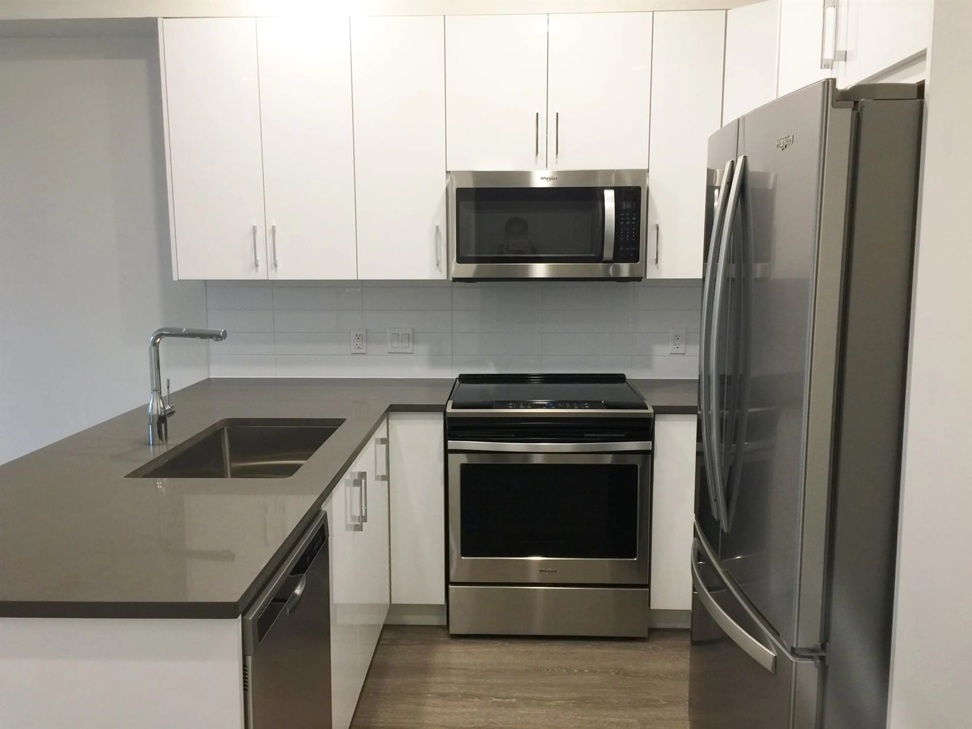Standard kitchen, unknown for 418 - 15351 101, Surrey British Columbia V3R0G2