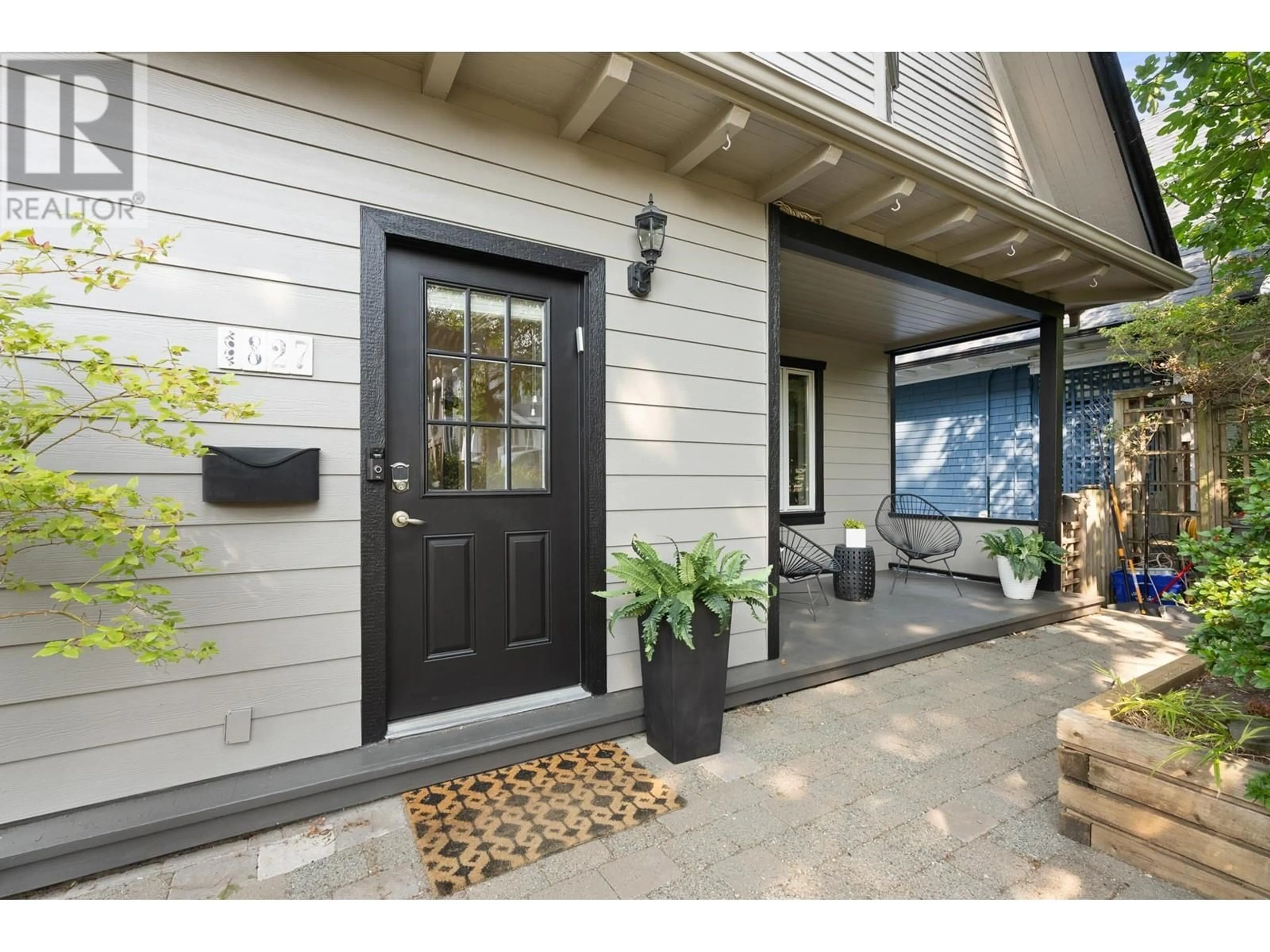 Indoor entryway for 827 24TH AVENUE, Vancouver British Columbia V5Z2C2