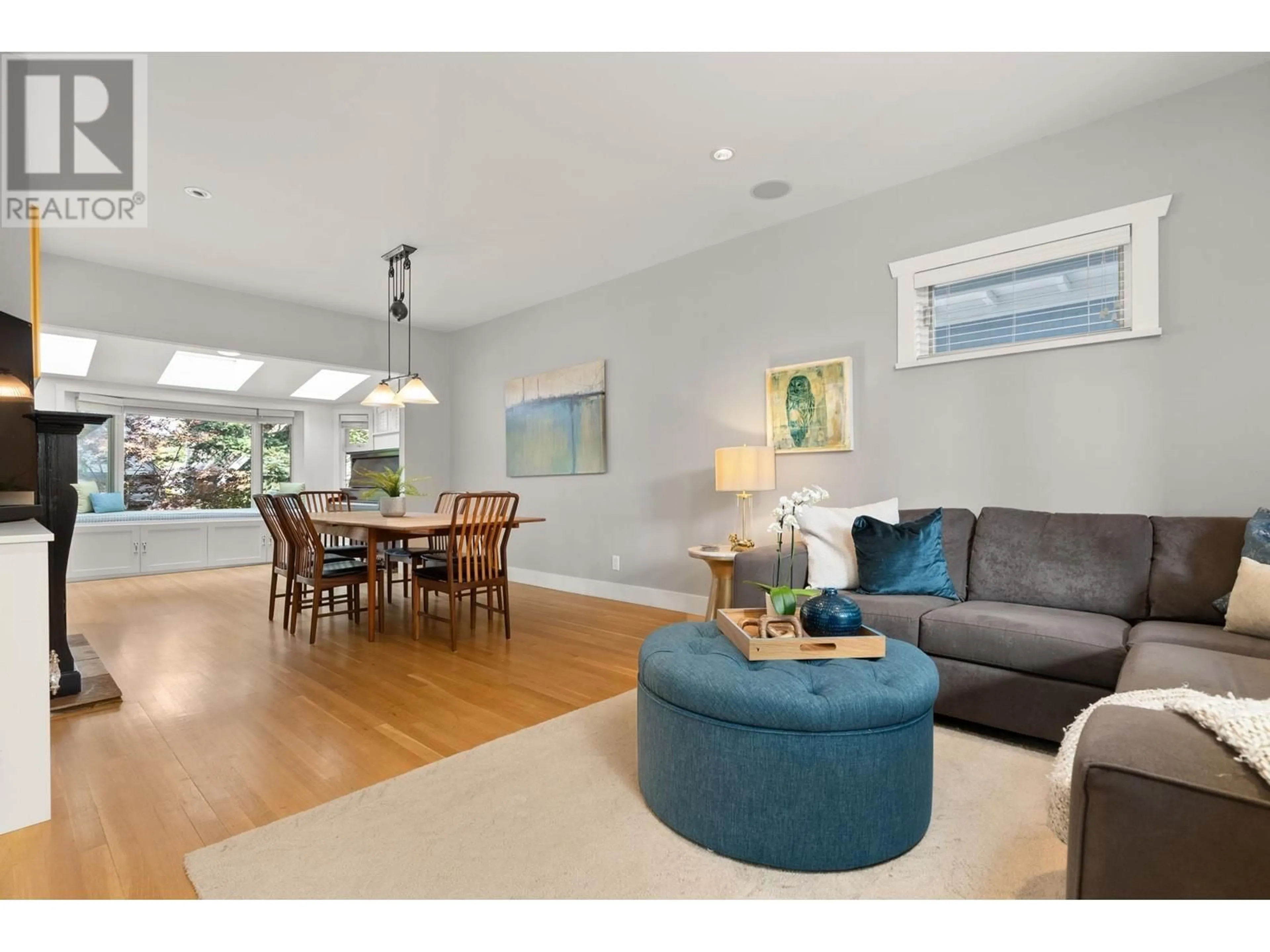 Living room with furniture, wood/laminate floor for 827 24TH AVENUE, Vancouver British Columbia V5Z2C2