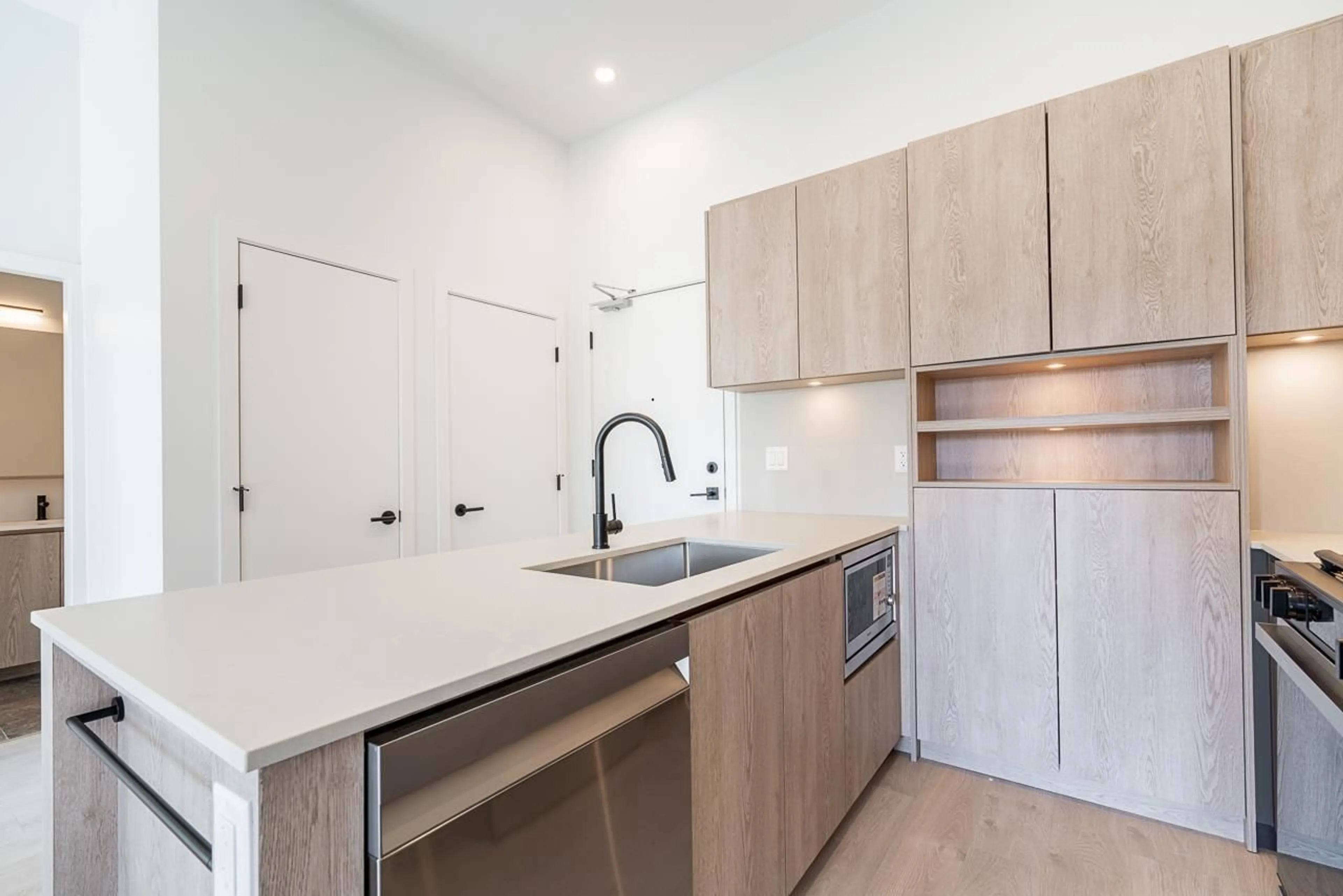 Standard kitchen, unknown for 104 - 19577 65B, Surrey British Columbia V4N6Y3