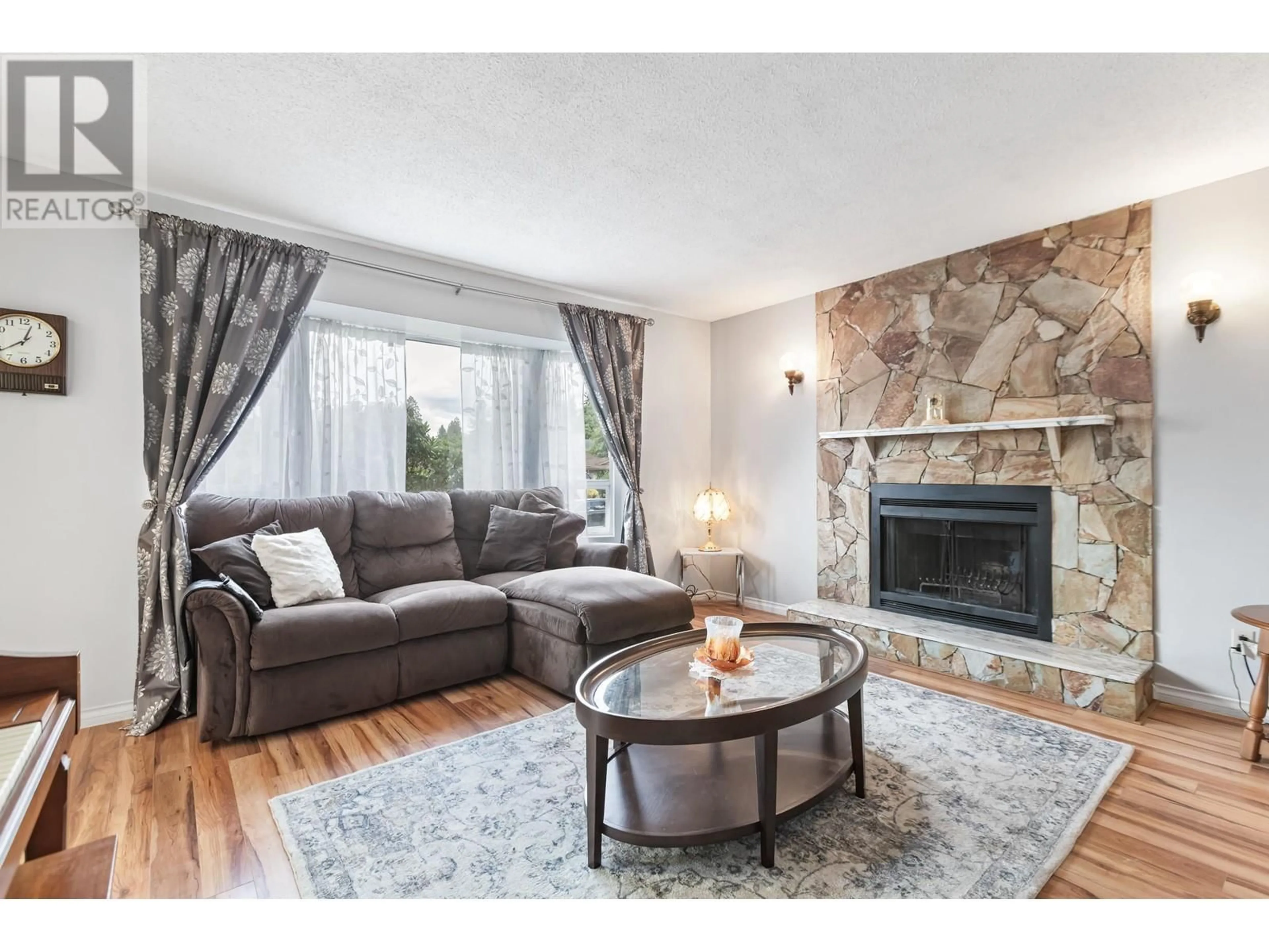 Living room with furniture, wood/laminate floor for 21048 BARKER AVENUE, Maple Ridge British Columbia V2X8R6