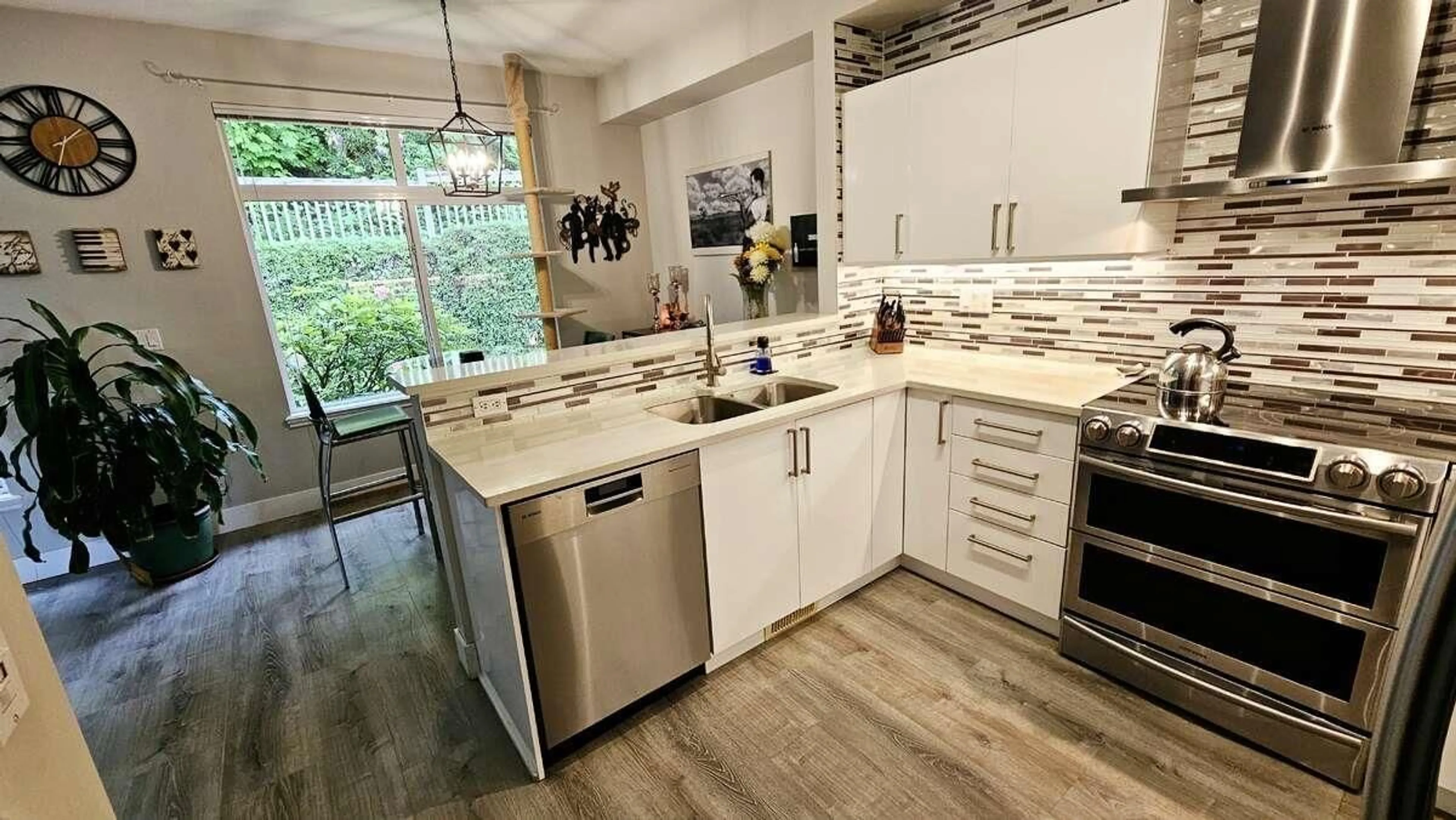 Contemporary kitchen, ceramic/tile floor for 23 - 11860 RIVER, Surrey British Columbia V3V2V7