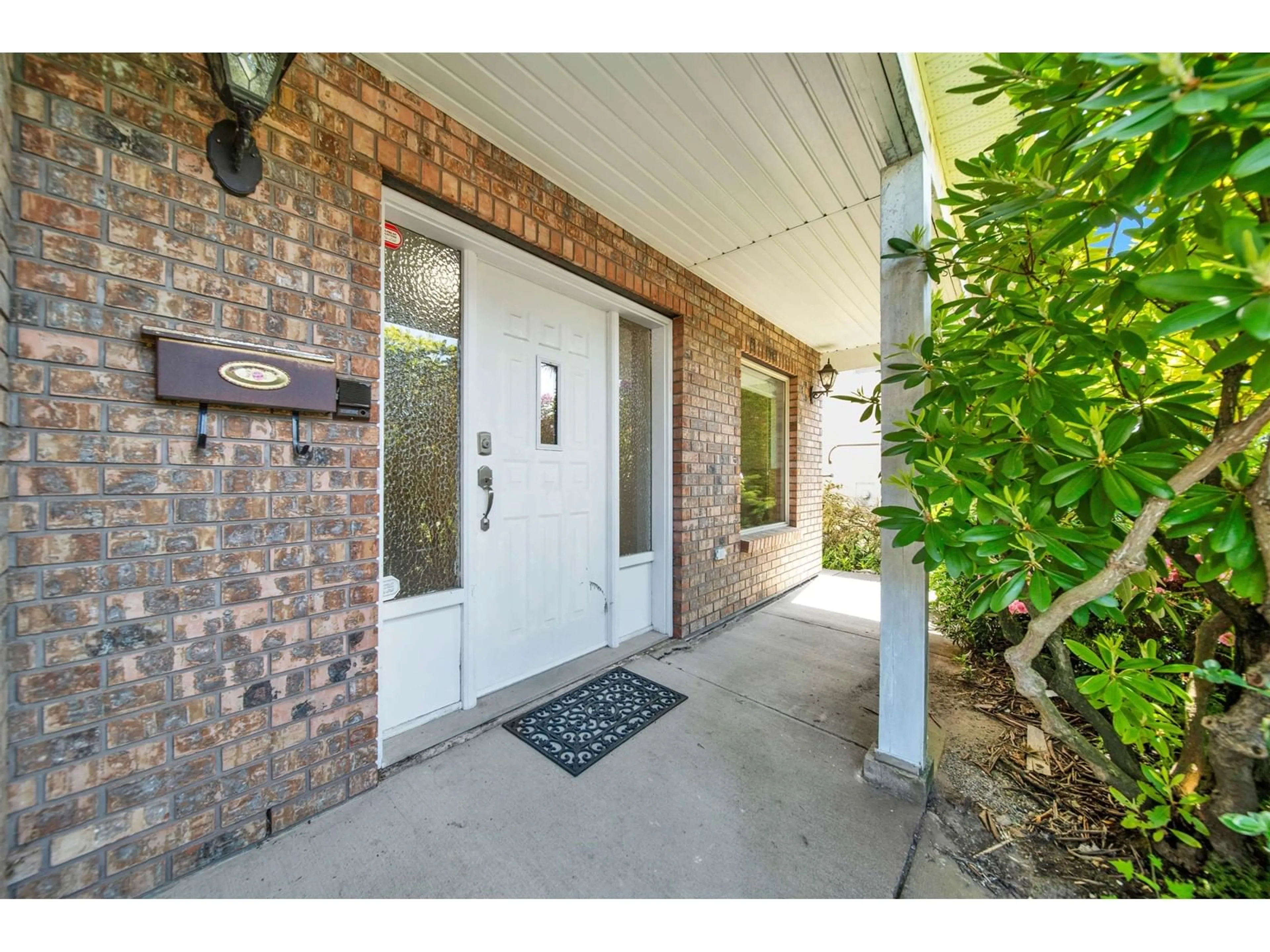 Indoor entryway for 1414 132B, White Rock British Columbia V4A6H7