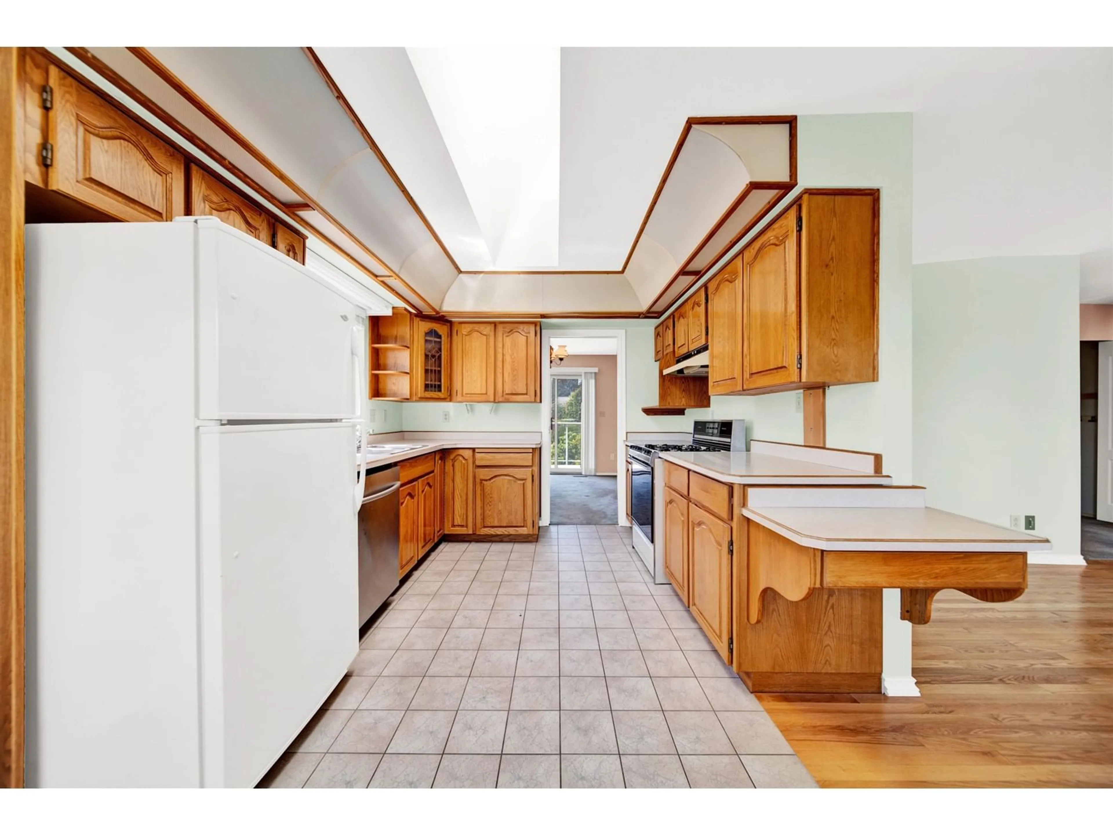 Standard kitchen, ceramic/tile floor for 1414 132B, White Rock British Columbia V4A6H7