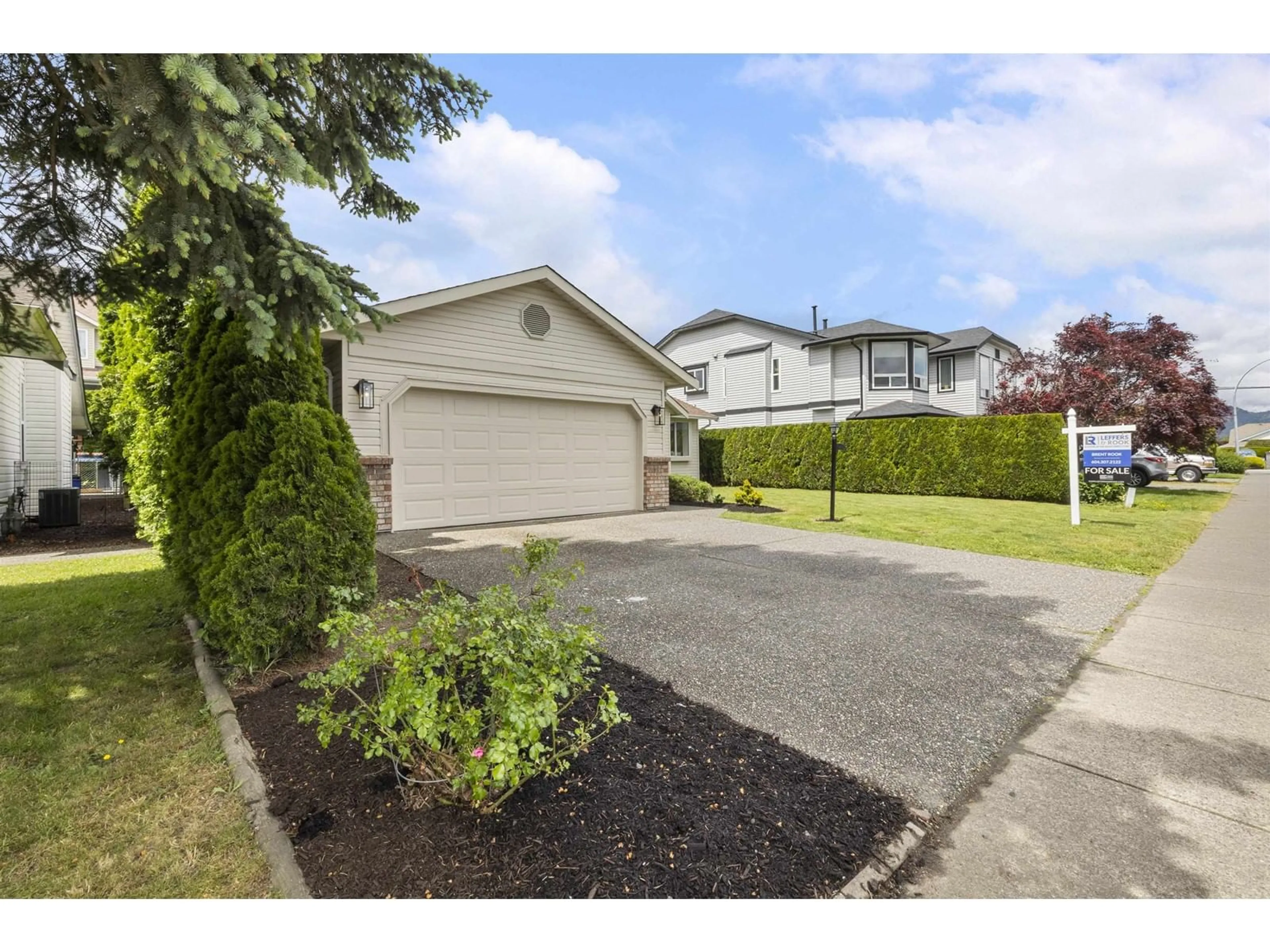 A pic from outside/outdoor area/front of a property/back of a property/a pic from drone, street for 7275 MEADOWLARK STREET, Chilliwack British Columbia V2R2X1