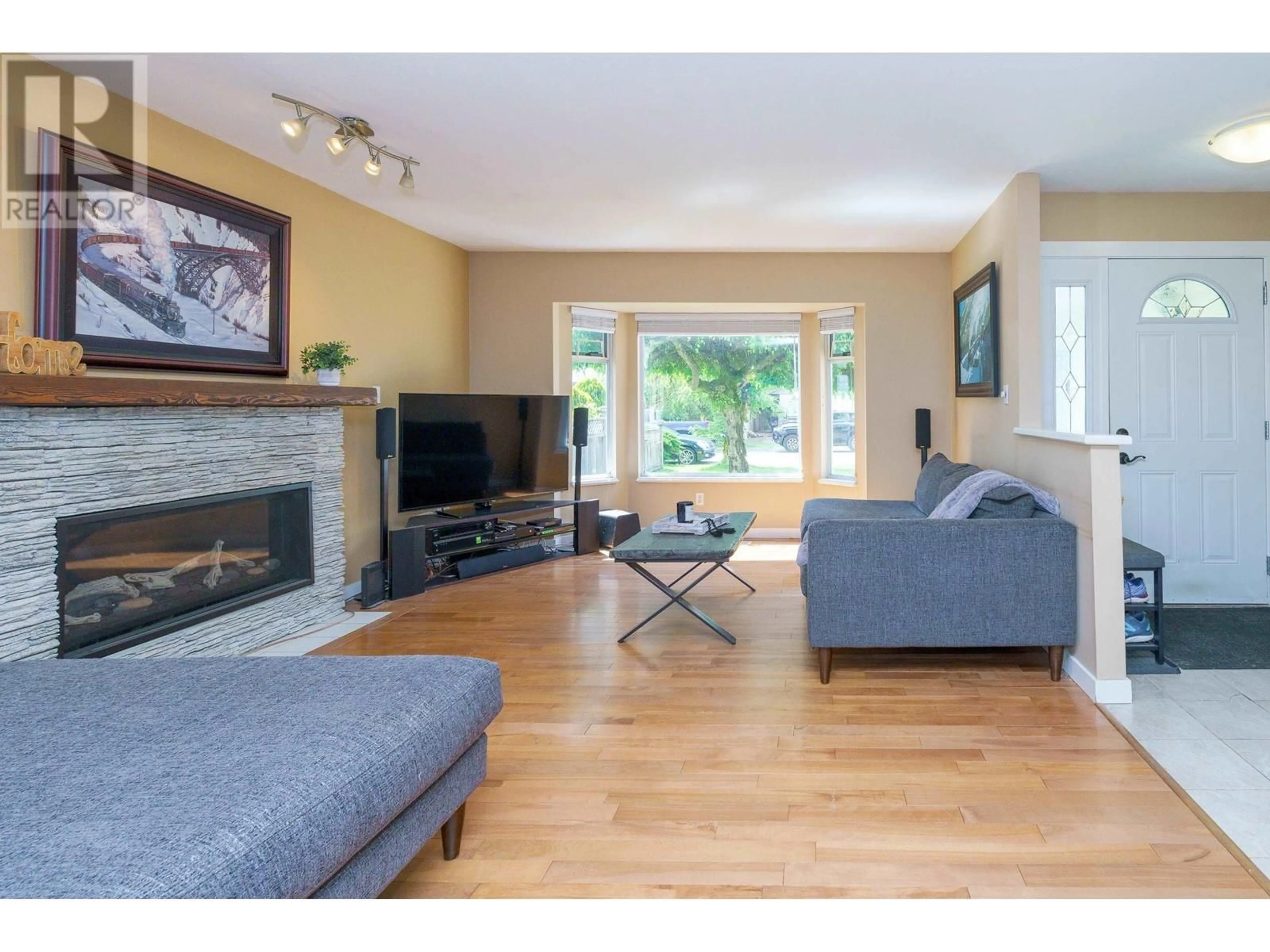 Living room with furniture, wood/laminate floor for 20505 115 AVENUE, Maple Ridge British Columbia V2X9Z1