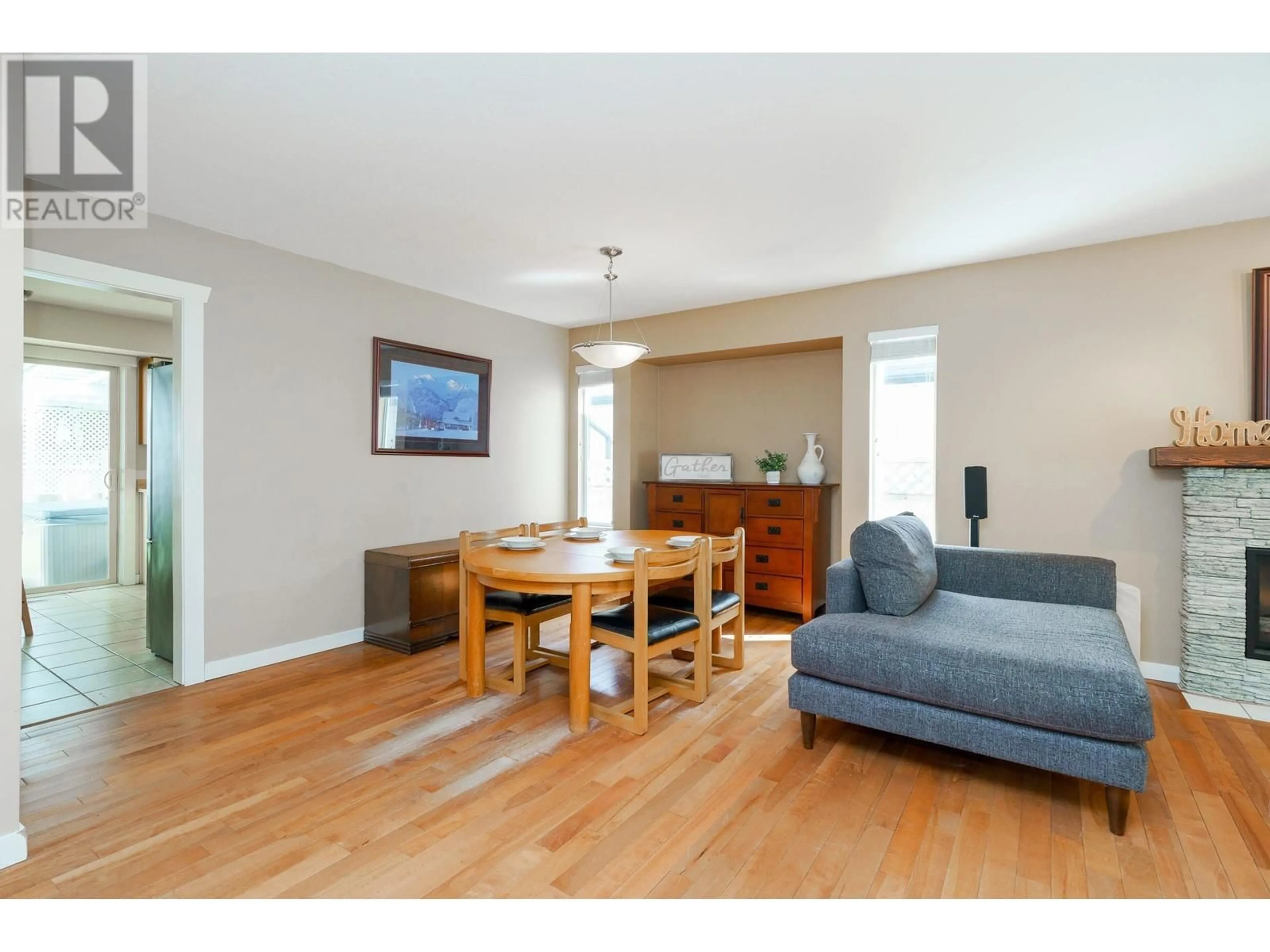 Living room with furniture, wood/laminate floor for 20505 115 AVENUE, Maple Ridge British Columbia V2X9Z1