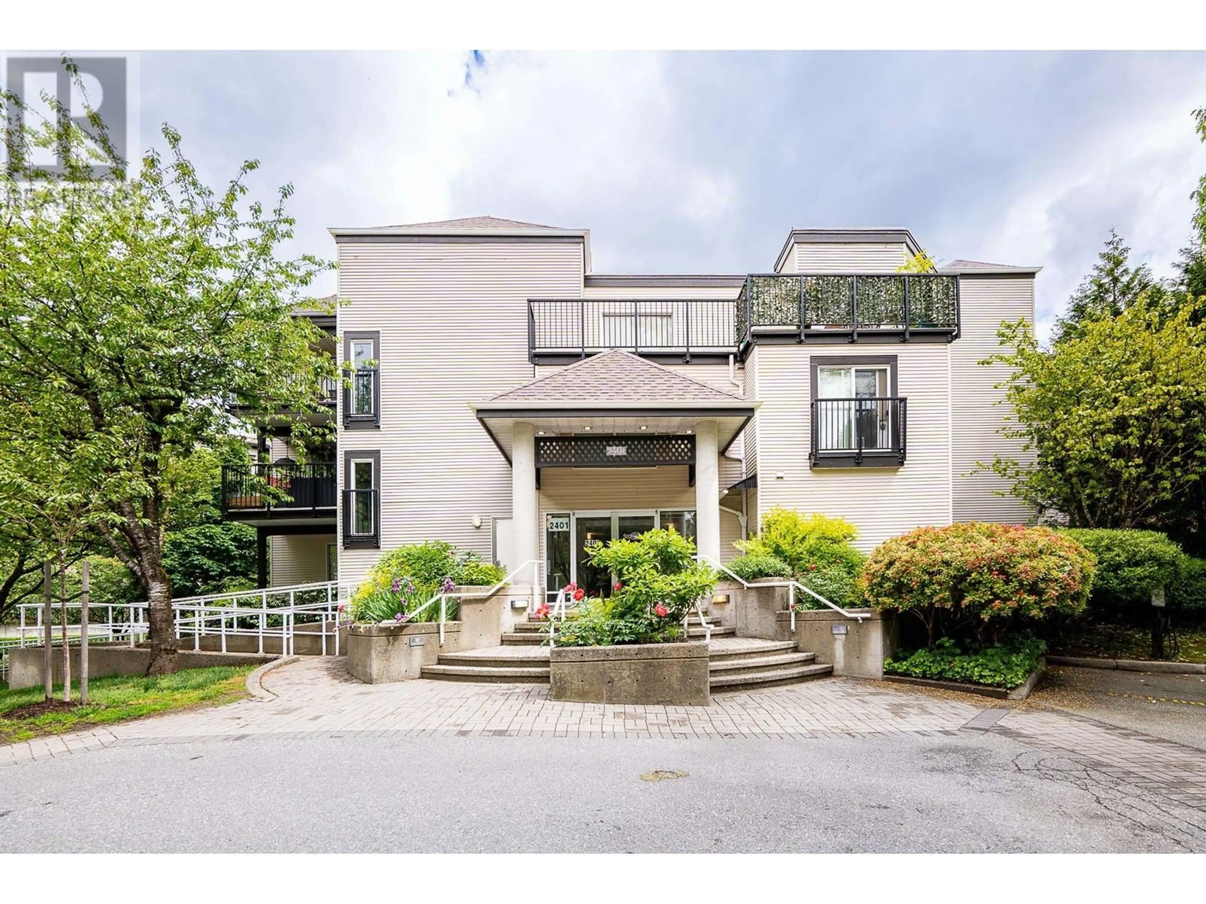 Indoor foyer for 111 - 2401 HAWTHORNE AVENUE, Port Coquitlam British Columbia V3C6R9