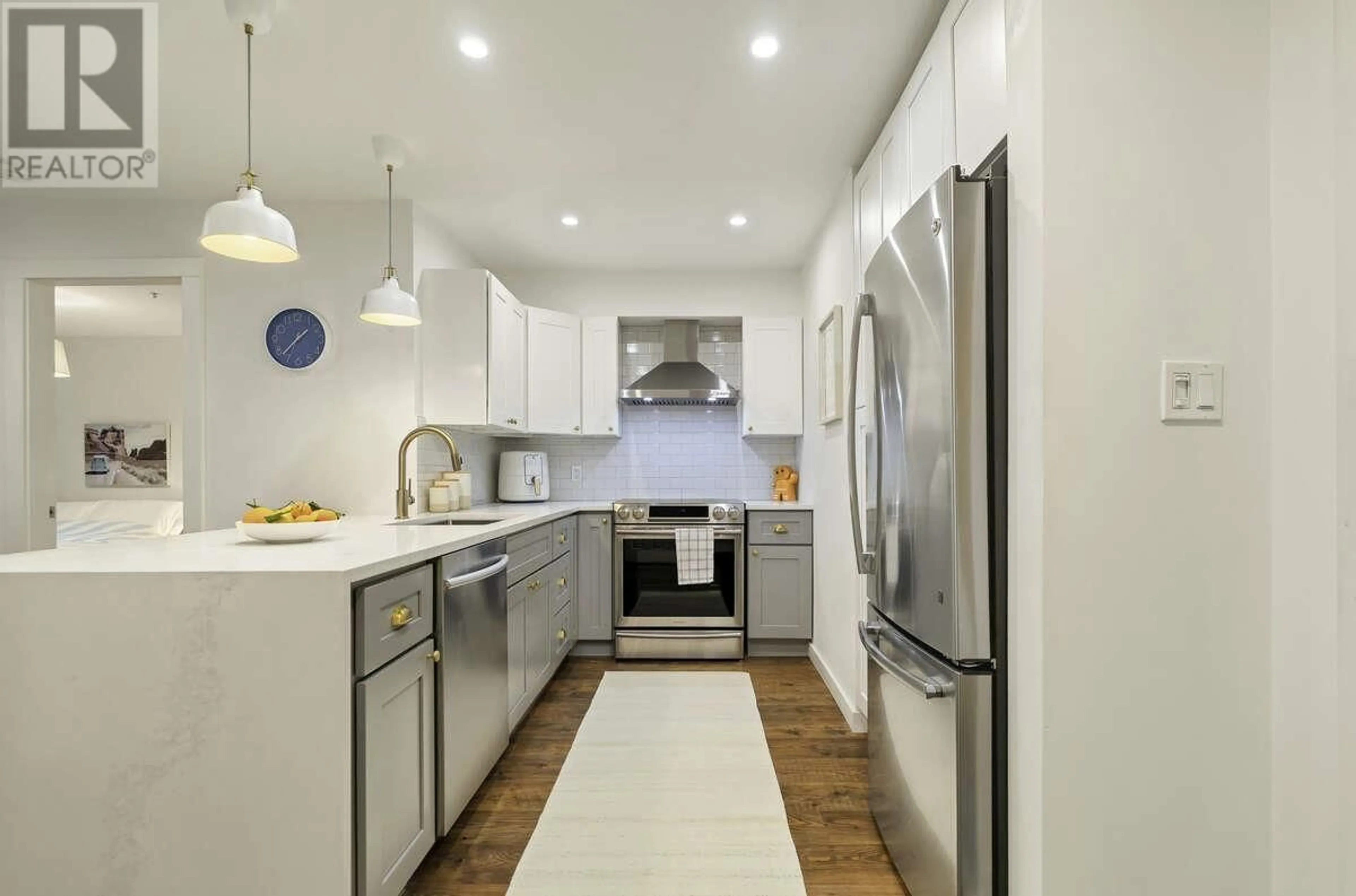 Contemporary kitchen, ceramic/tile floor for 314 - 18 SMOKEY SMITH PLACE, New Westminster British Columbia V3L5V3