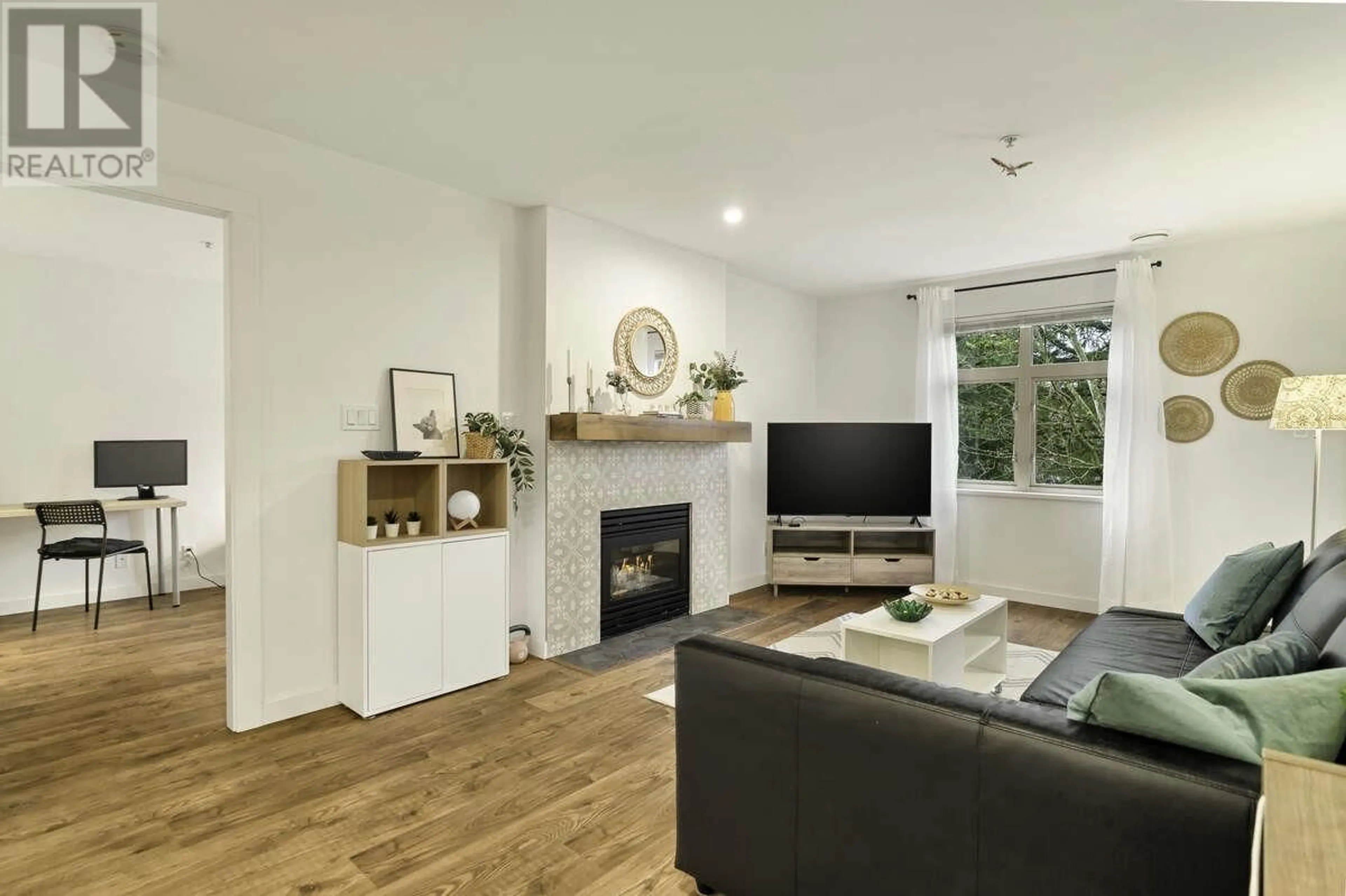 Living room with furniture, wood/laminate floor for 314 - 18 SMOKEY SMITH PLACE, New Westminster British Columbia V3L5V3
