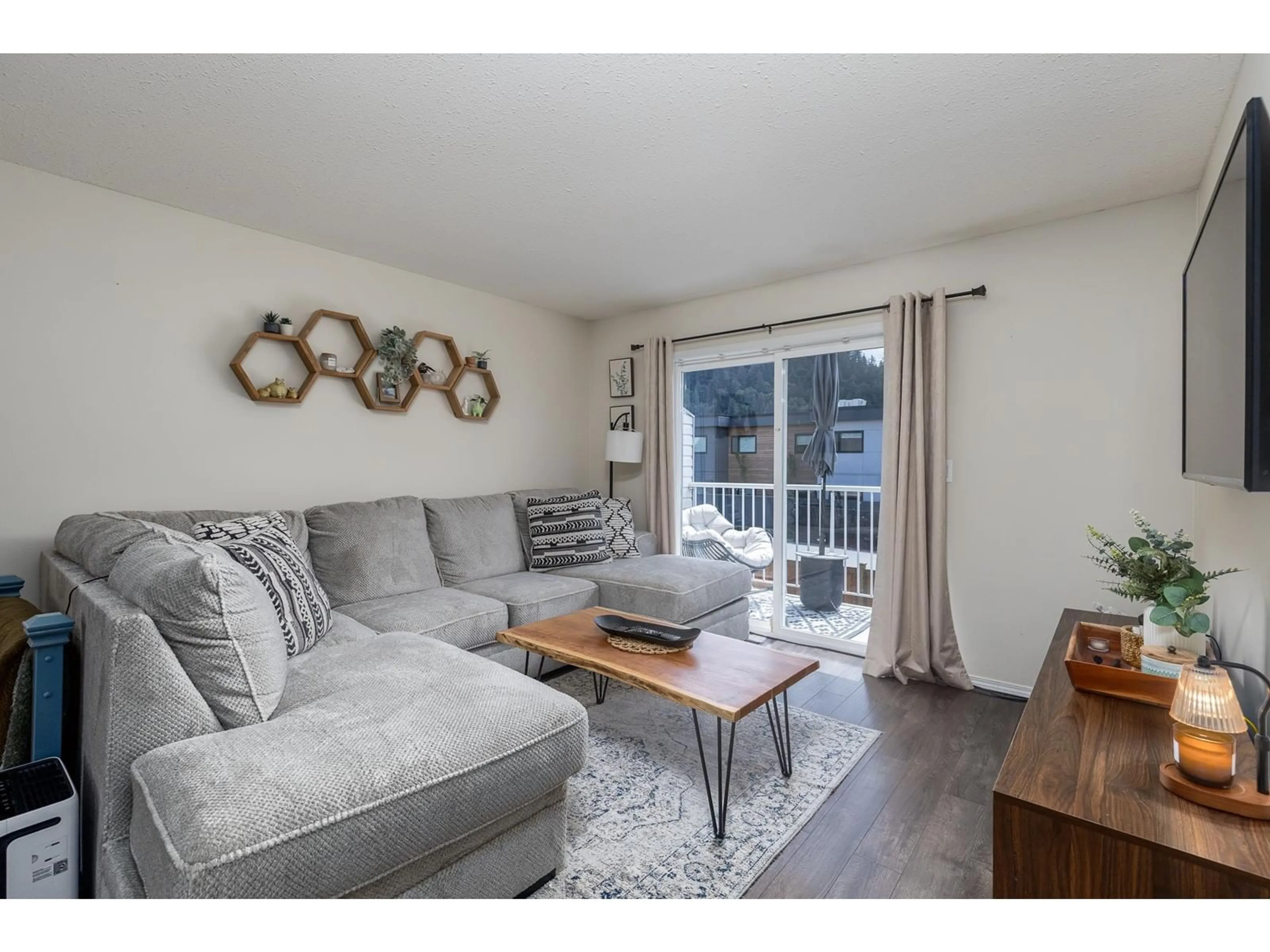 Living room with furniture, wood/laminate floor for 16 - 5770 VEDDER ROAD, Chilliwack British Columbia V2R3V6