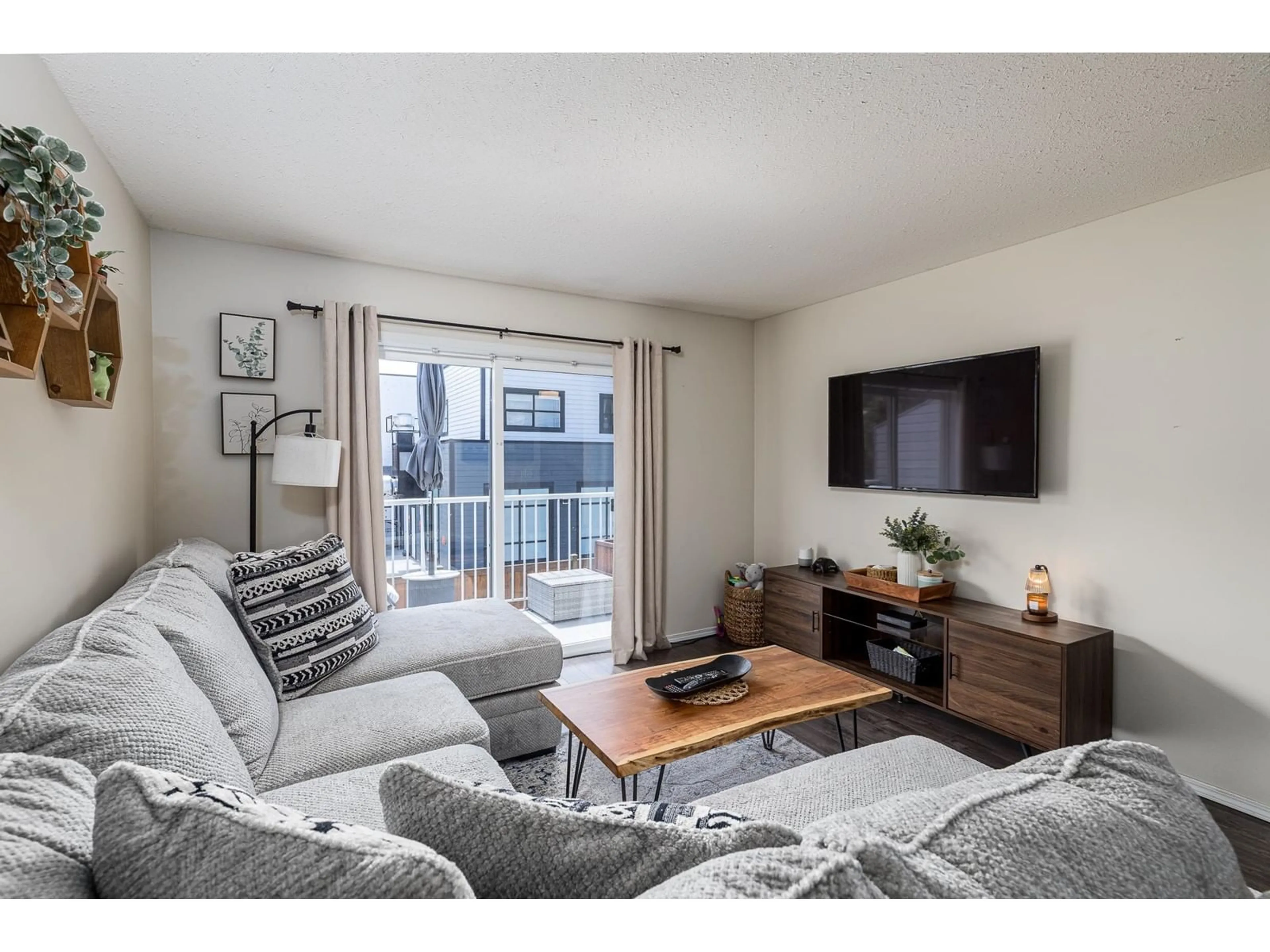 Living room with furniture, wood/laminate floor for 16 - 5770 VEDDER ROAD, Chilliwack British Columbia V2R3V6