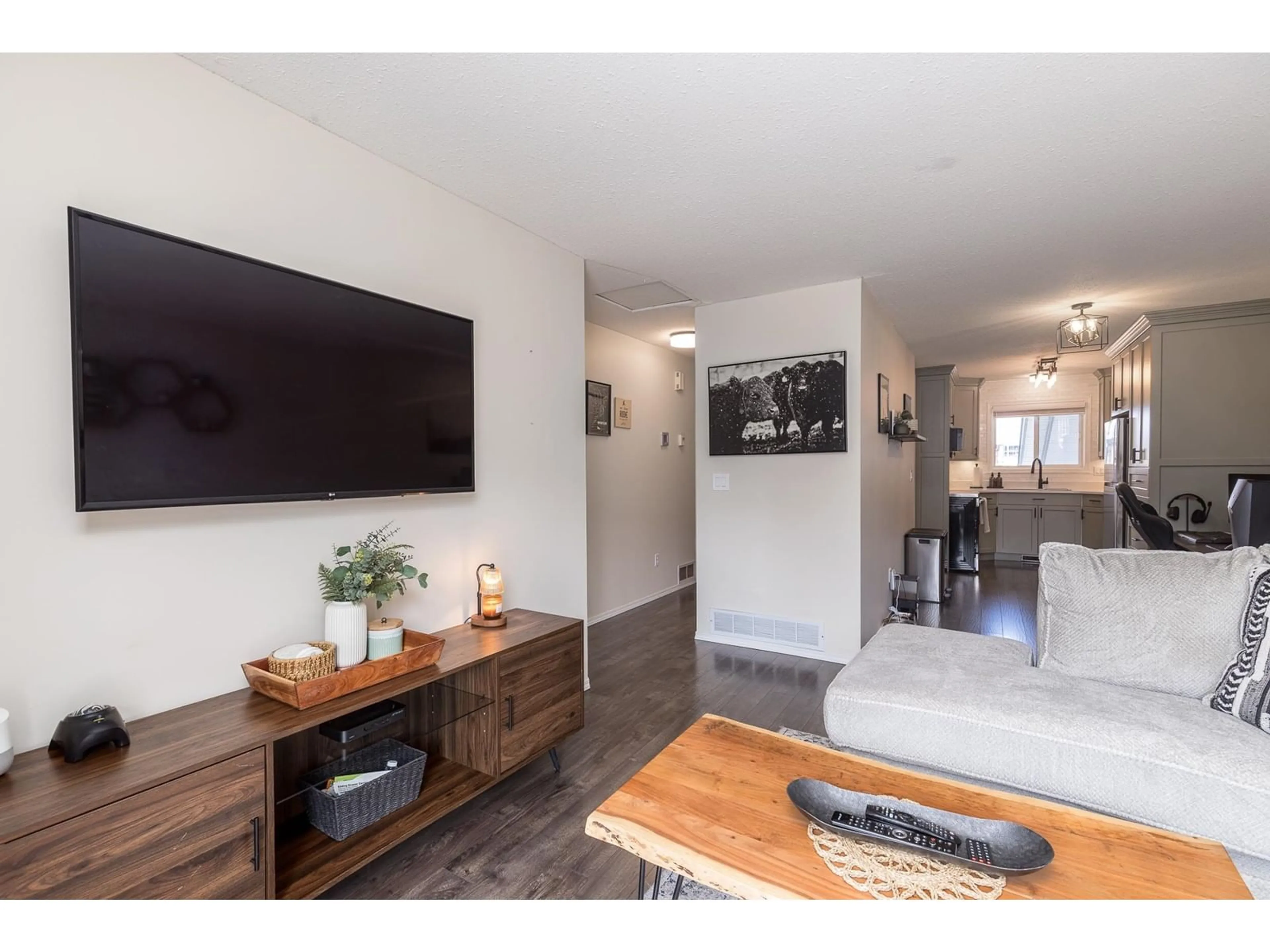 Living room with furniture, wood/laminate floor for 16 - 5770 VEDDER ROAD, Chilliwack British Columbia V2R3V6