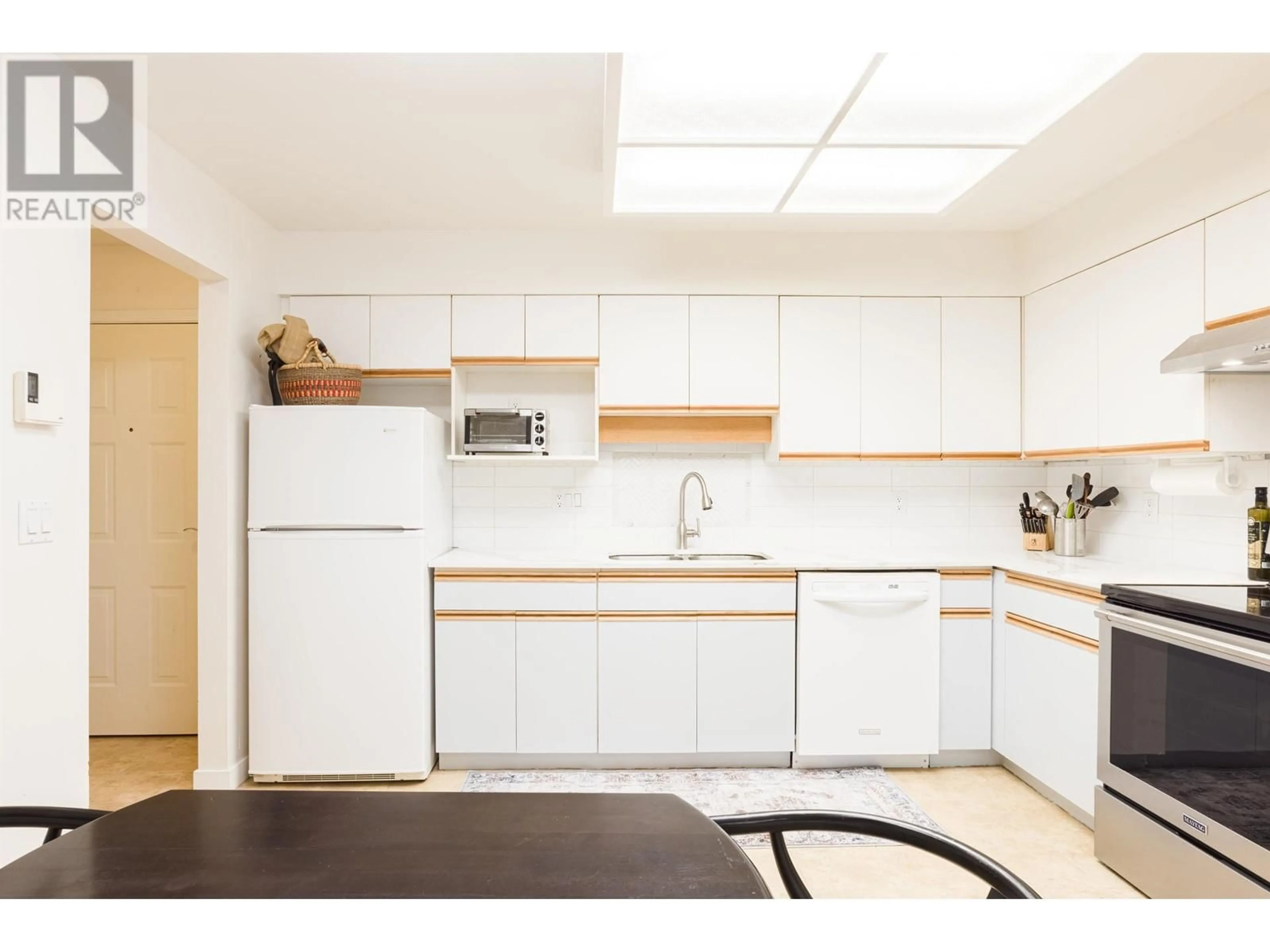 Standard kitchen, unknown for 102 - 501 COCHRANE AVENUE, Coquitlam British Columbia V3J7W5