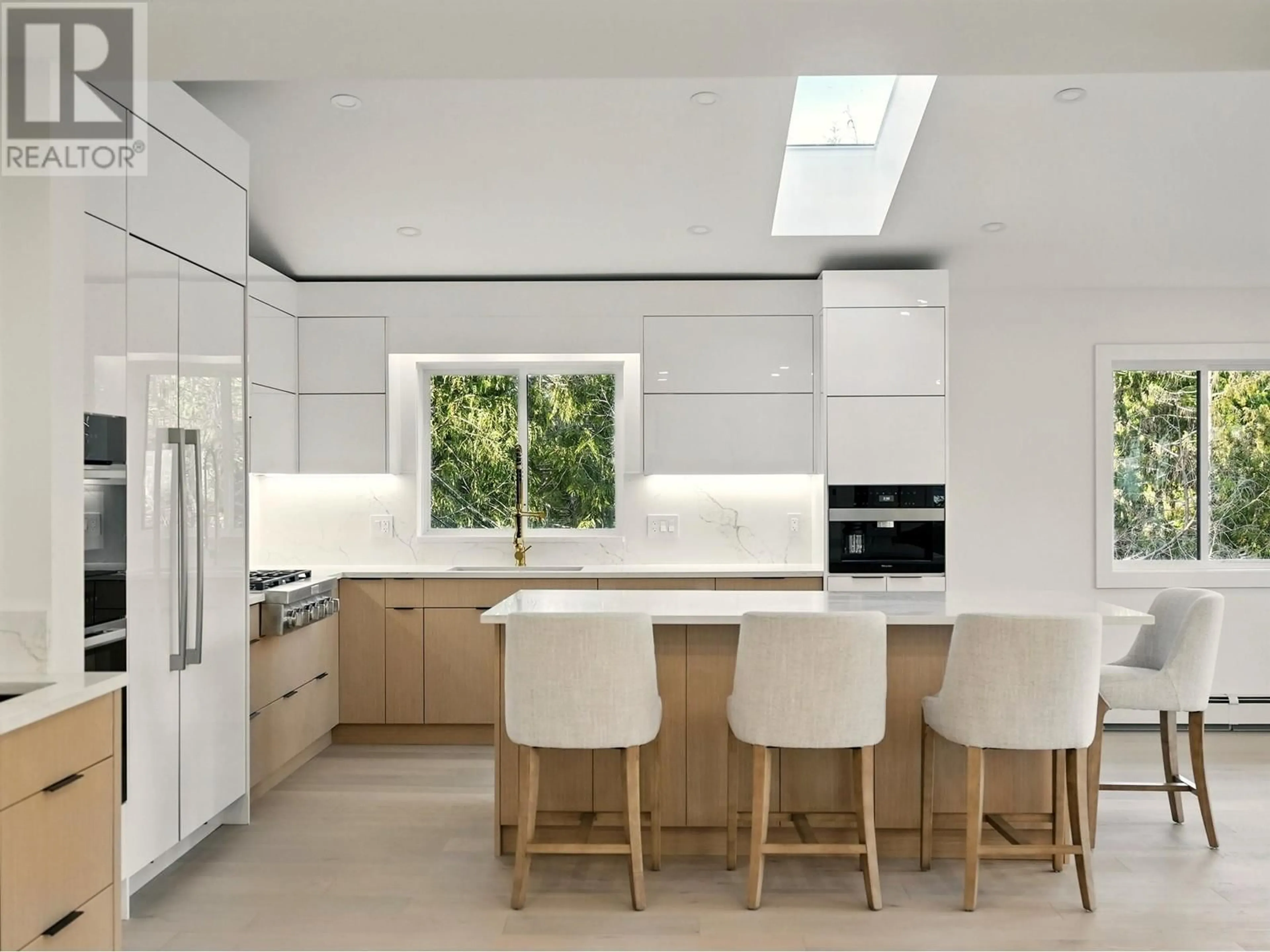 Contemporary kitchen, ceramic/tile floor for 6230 SUMMIT AVENUE, West Vancouver British Columbia V7W1Y2