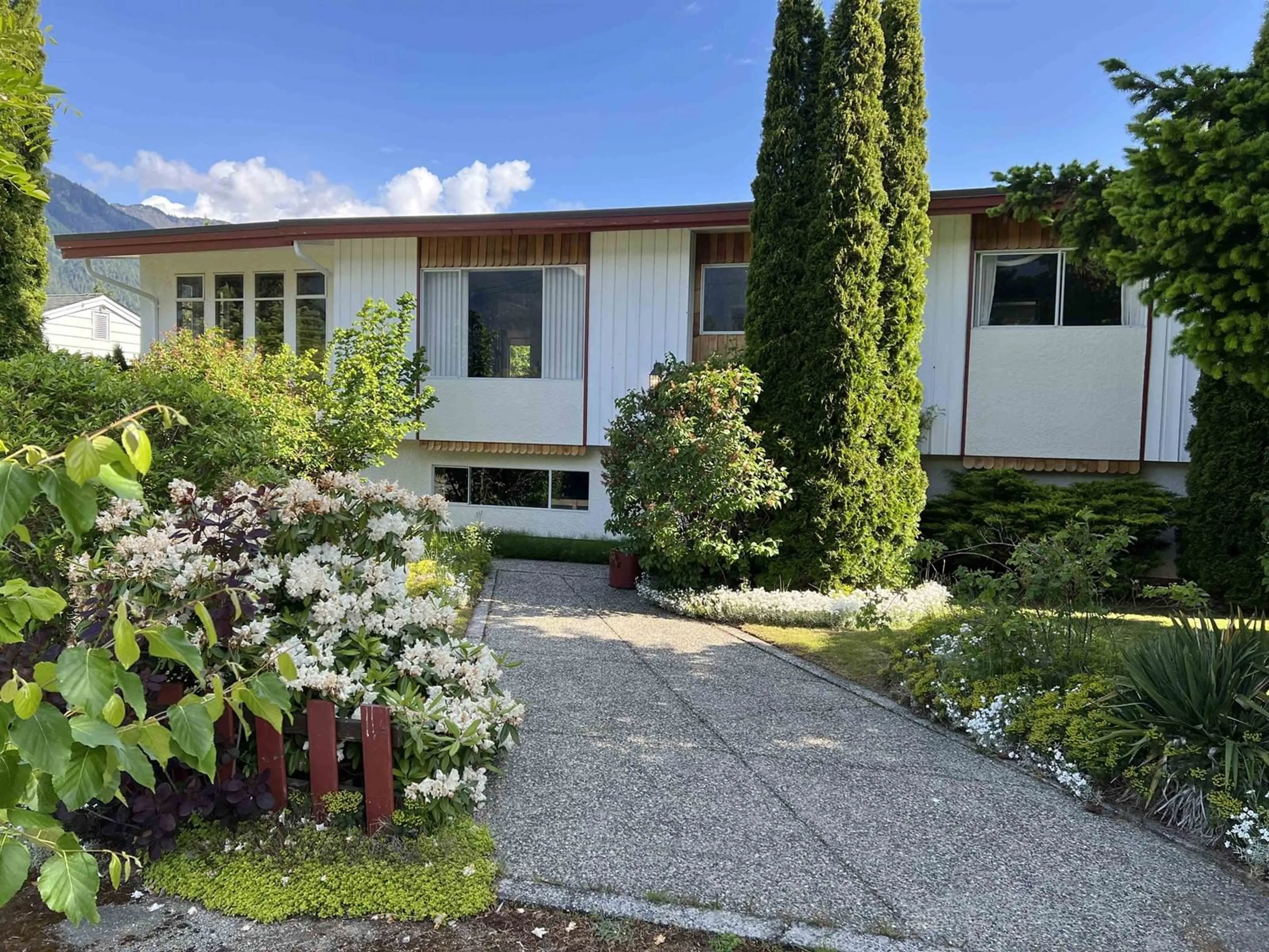 Home with vinyl exterior material, street for 577 RUPERT STREET, Hope British Columbia V0X1L0
