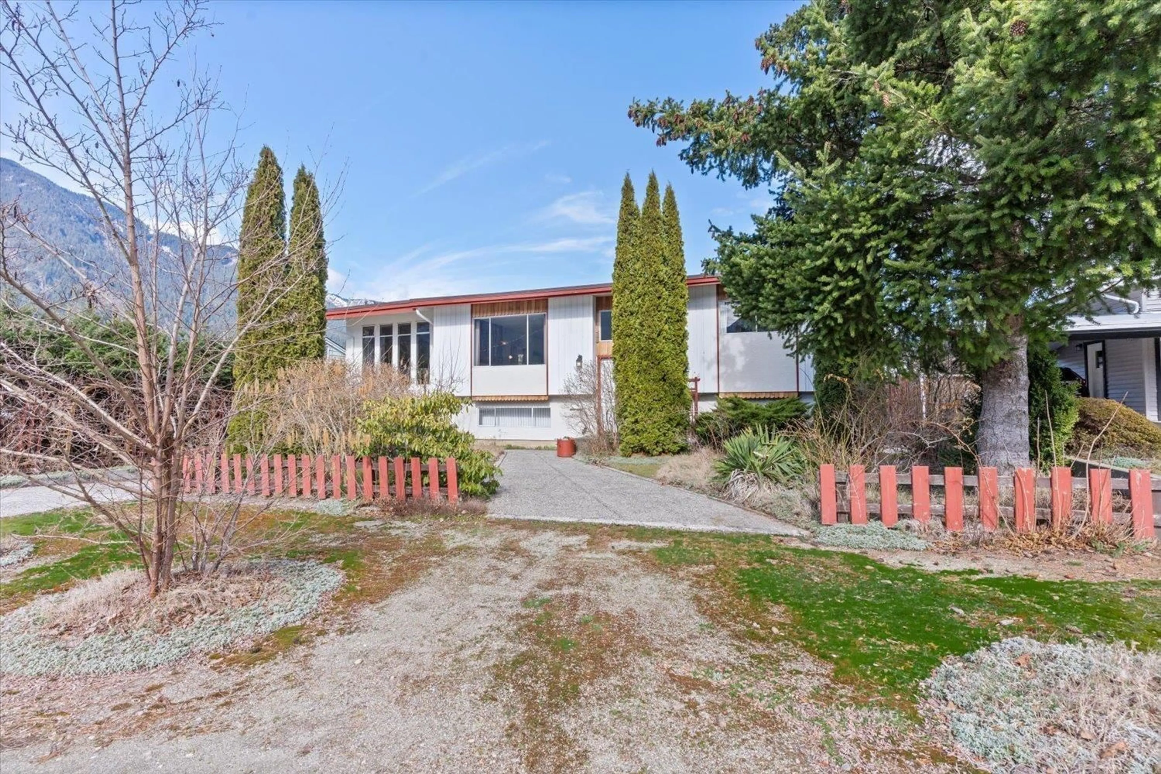 A pic from outside/outdoor area/front of a property/back of a property/a pic from drone, street for 577 RUPERT STREET, Hope British Columbia V0X1L0