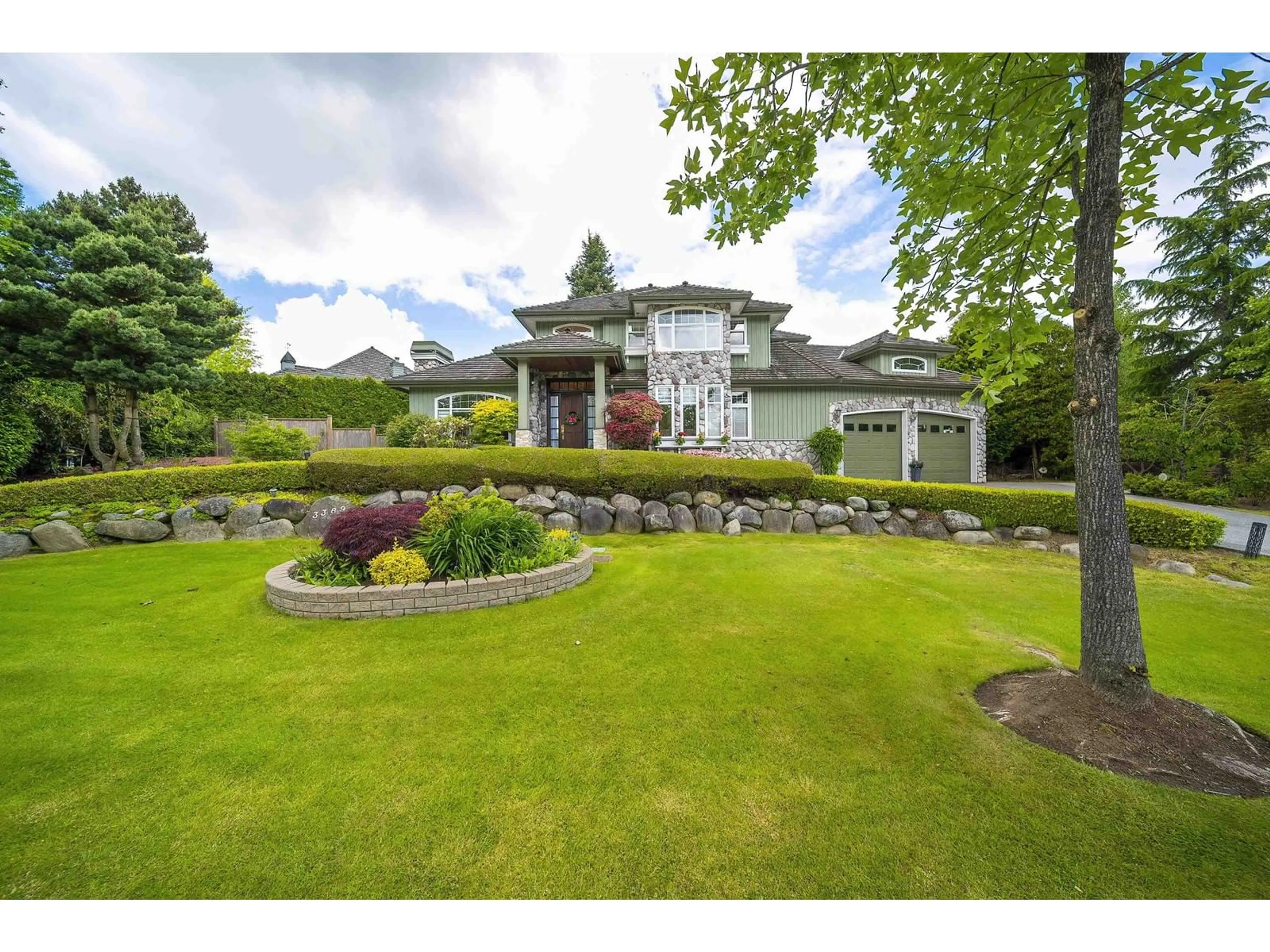 A pic from outside/outdoor area/front of a property/back of a property/a pic from drone, unknown for 3389 CANTERBURY, Surrey British Columbia V3Z0G8
