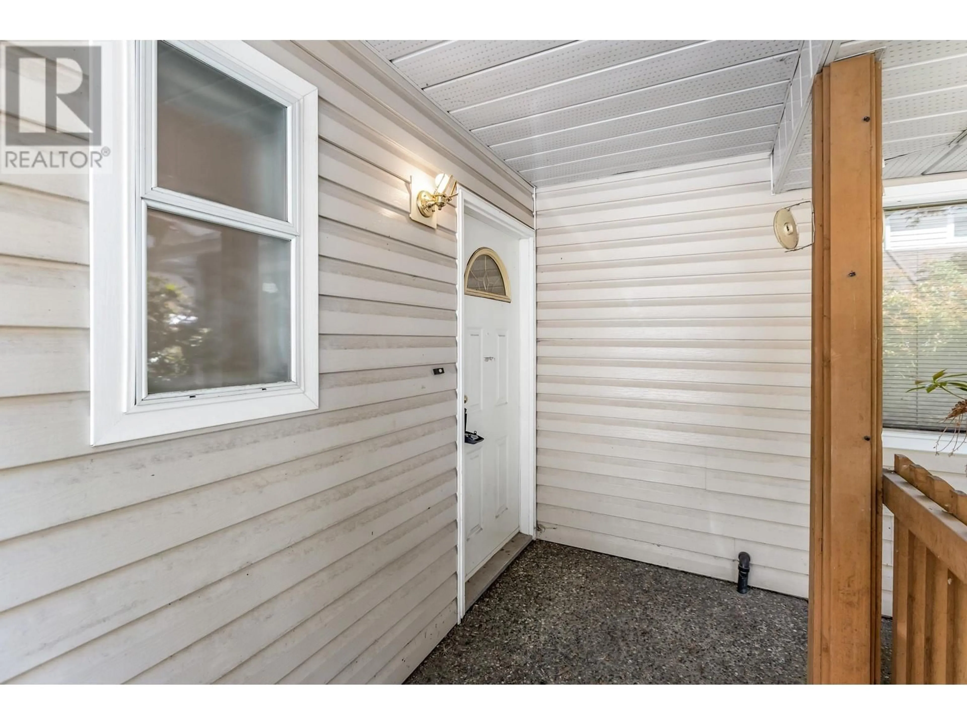 Indoor entryway for 26 - 20699 120B AVENUE, Maple Ridge British Columbia V2X0A6