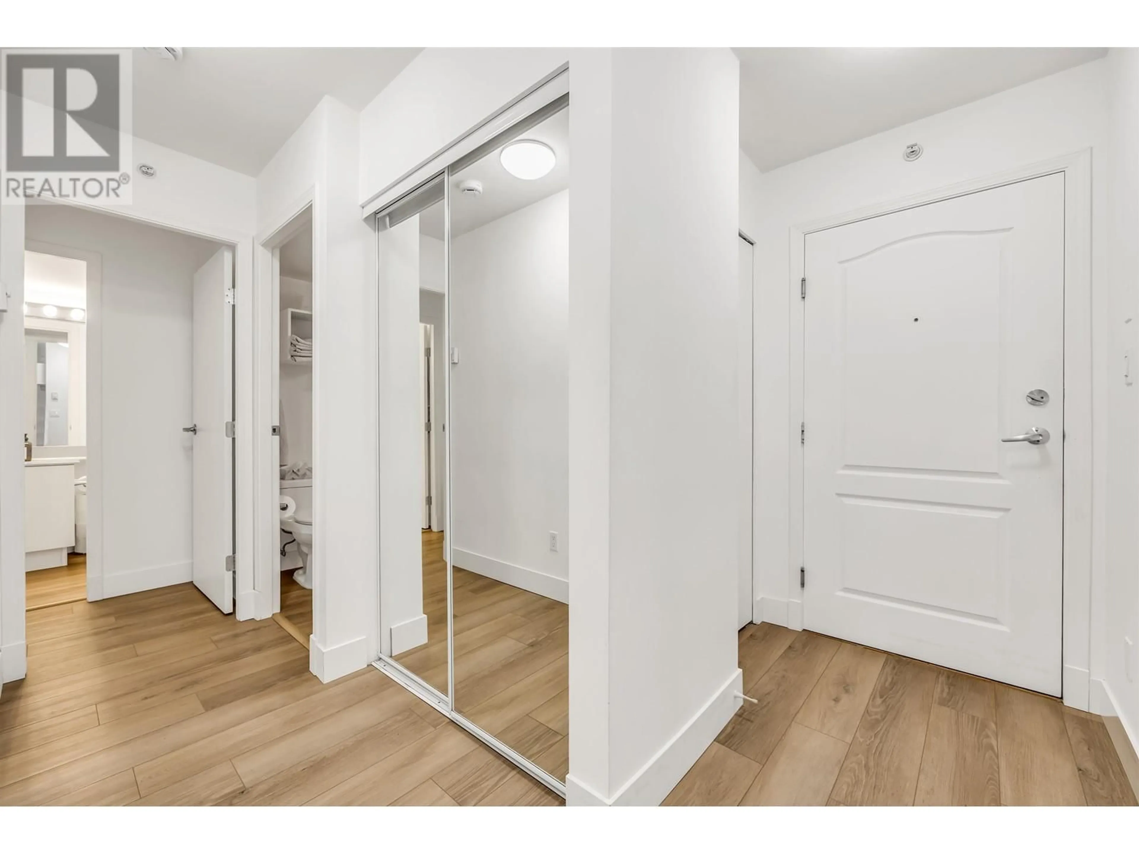 Indoor entryway for 401 - 822 HOMER STREET, Vancouver British Columbia V6B6M3