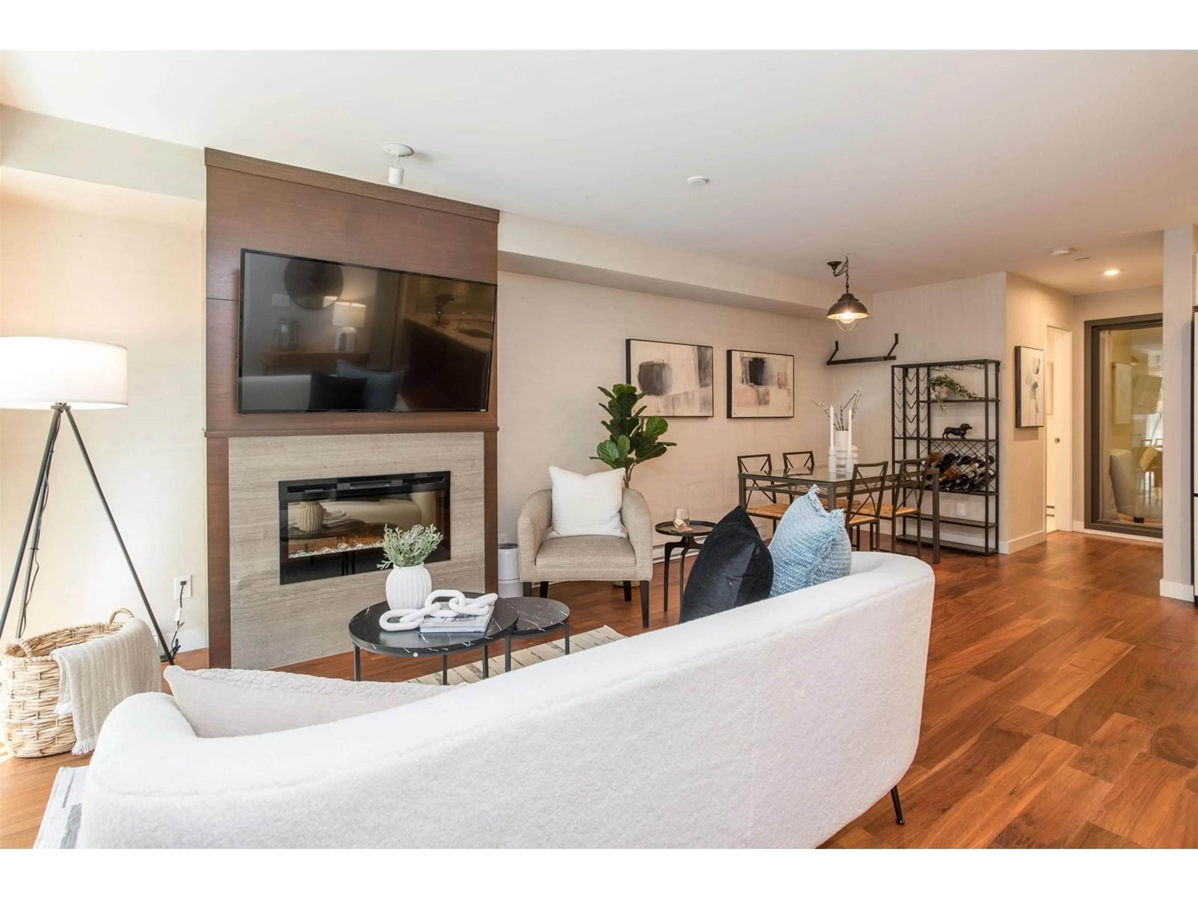 Living room with furniture, wood/laminate floor for 7 - 14820 BUENA VISTA, White Rock British Columbia V4B0B3