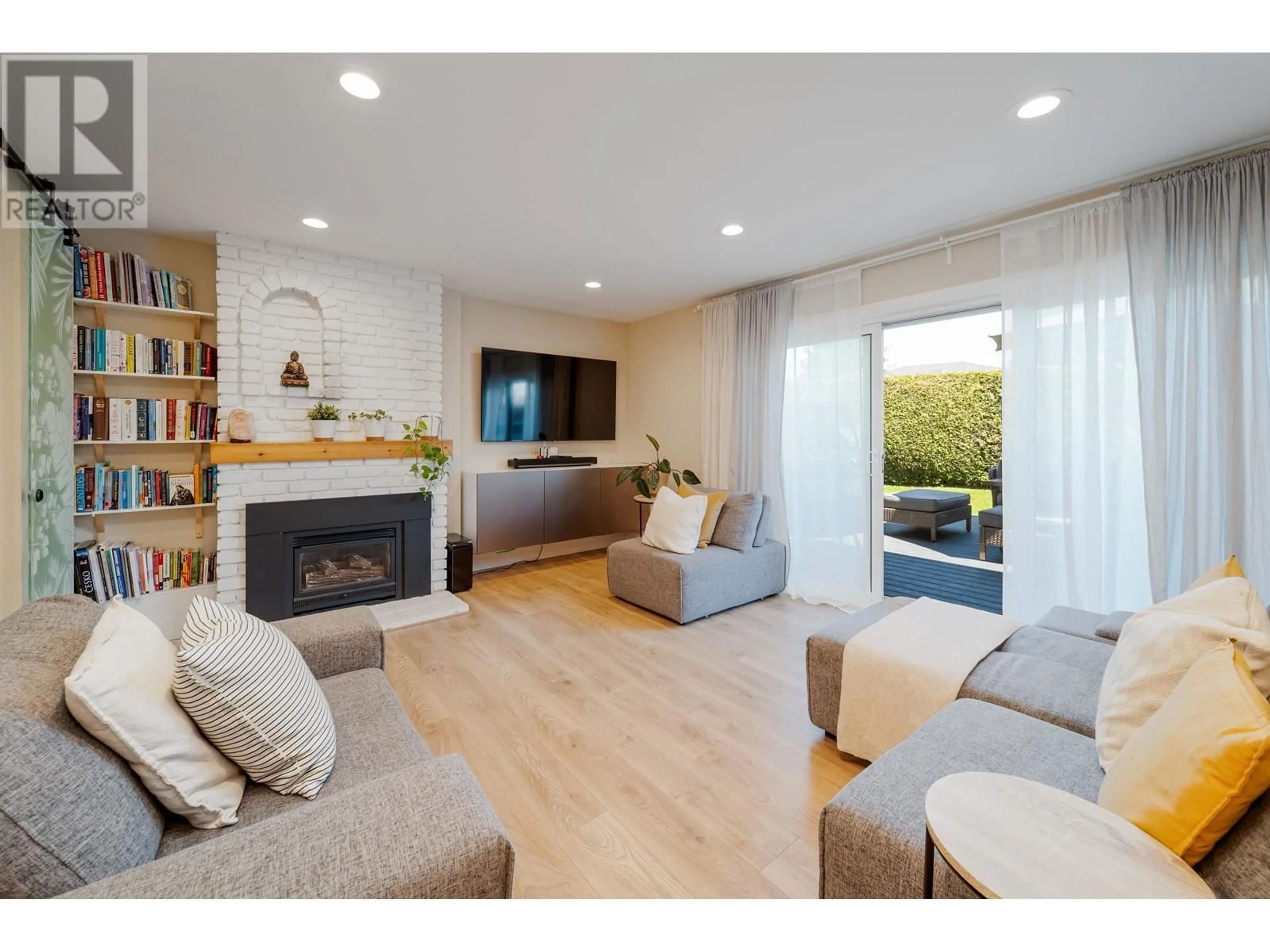 Living room with furniture, wood/laminate floor for 34 - 11551 KINGFISHER DRIVE, Richmond British Columbia V7E3N5