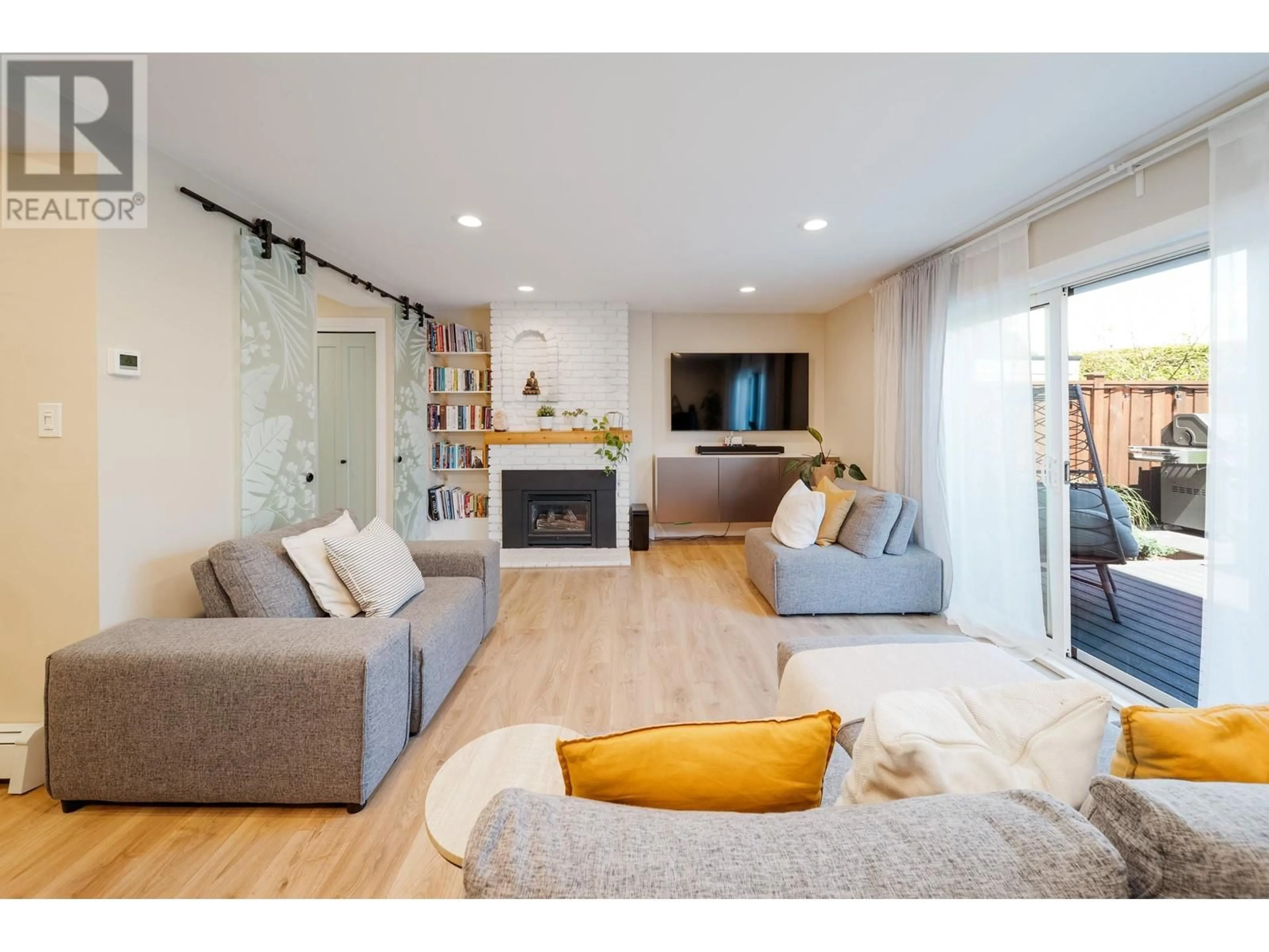 Living room with furniture, wood/laminate floor for 34 - 11551 KINGFISHER DRIVE, Richmond British Columbia V7E3N5