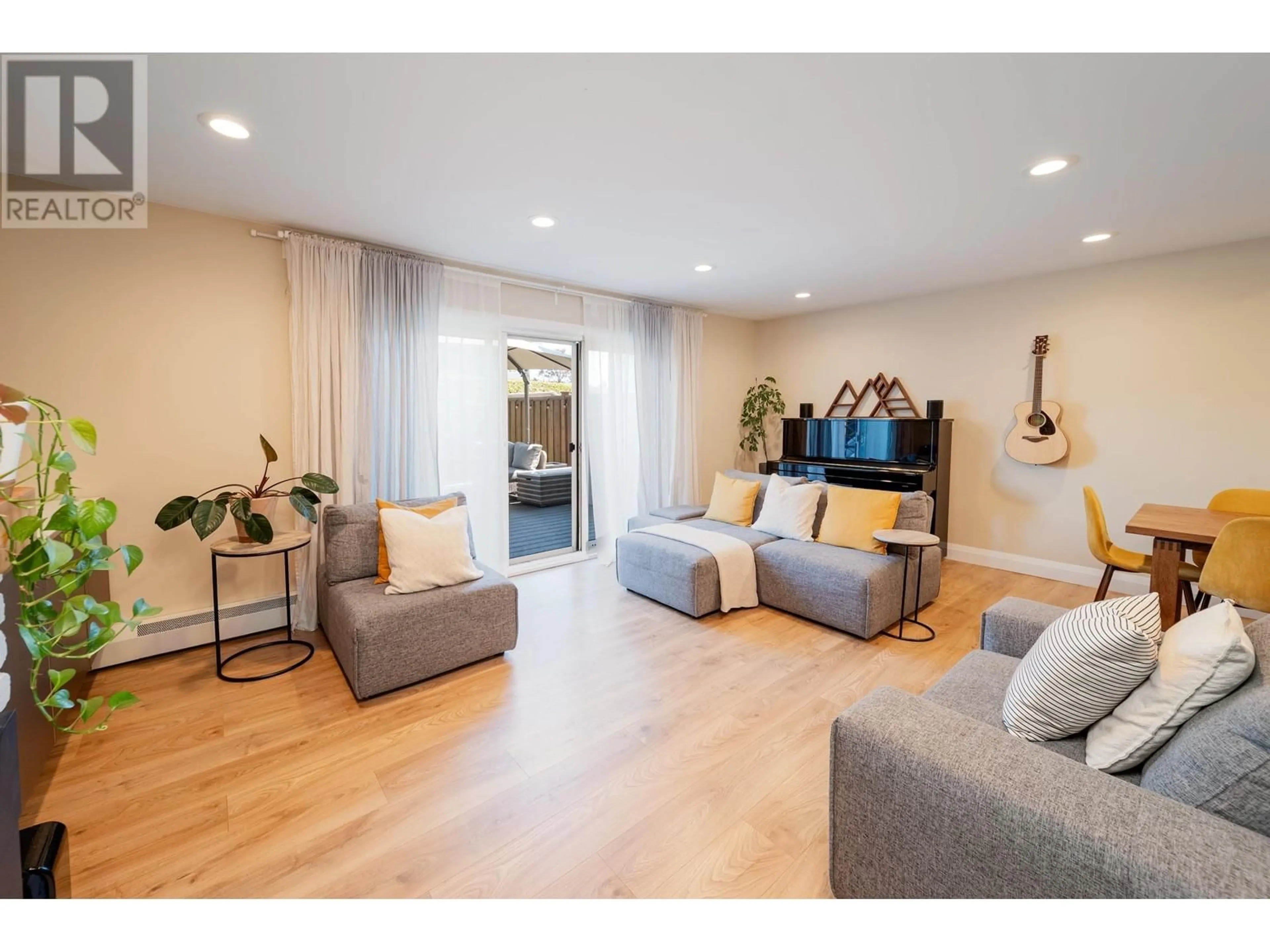 Living room with furniture, wood/laminate floor for 34 - 11551 KINGFISHER DRIVE, Richmond British Columbia V7E3N5