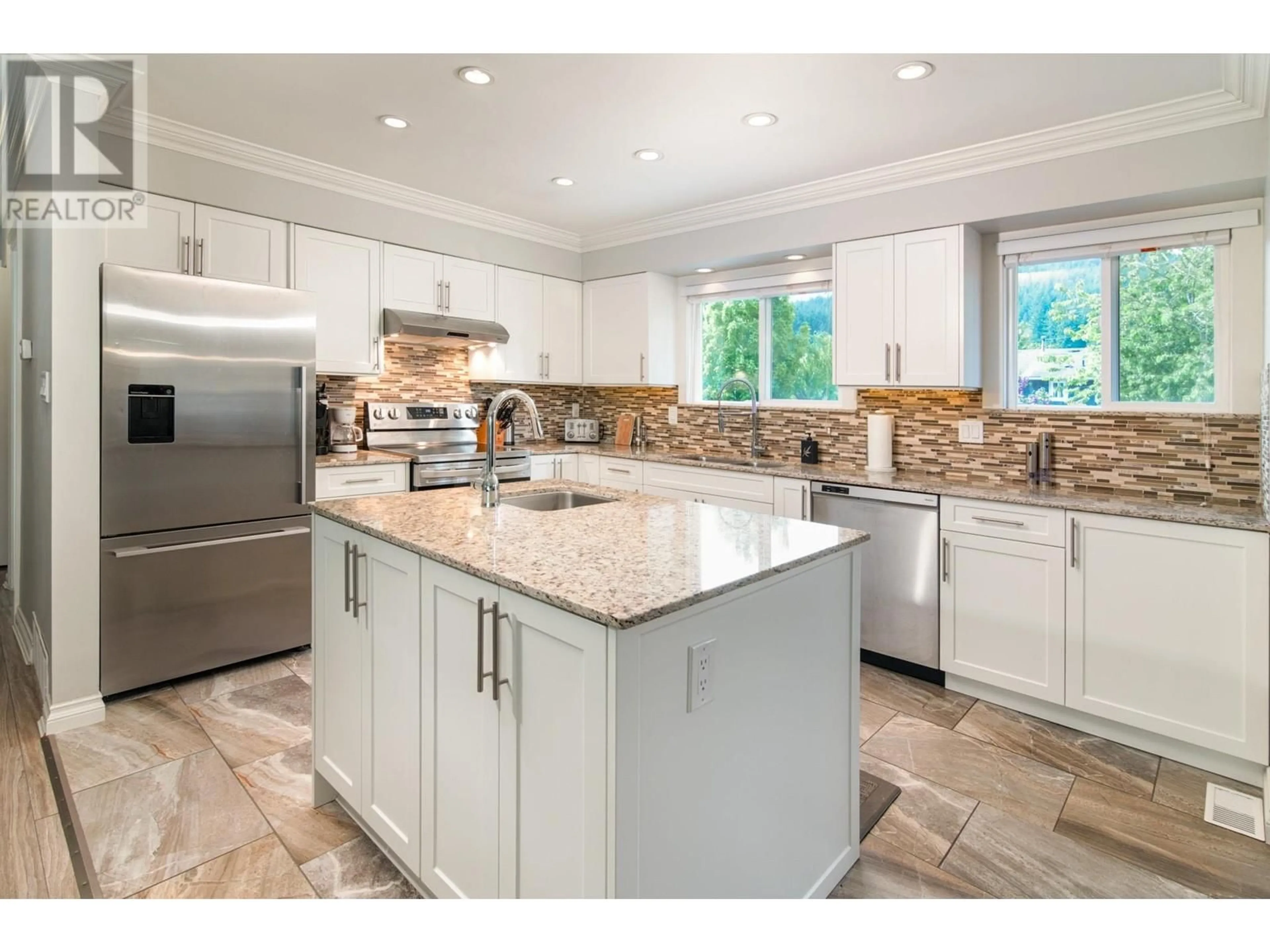 Open concept kitchen, ceramic/tile floor for 38305 FIR STREET, Squamish British Columbia V8B0W9