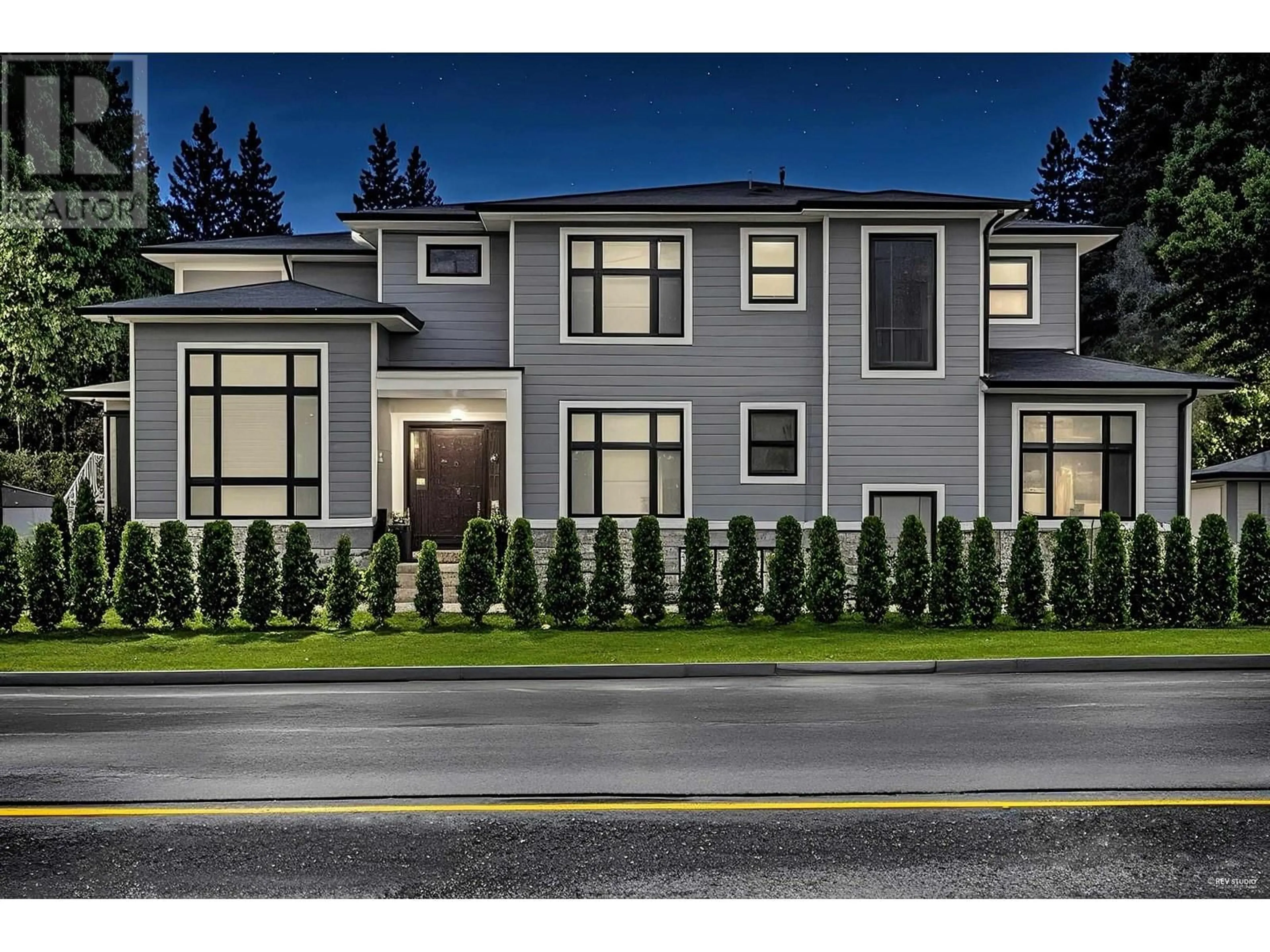 Home with vinyl exterior material, street for 950 FOSTER AVENUE, Coquitlam British Columbia V3J2M2