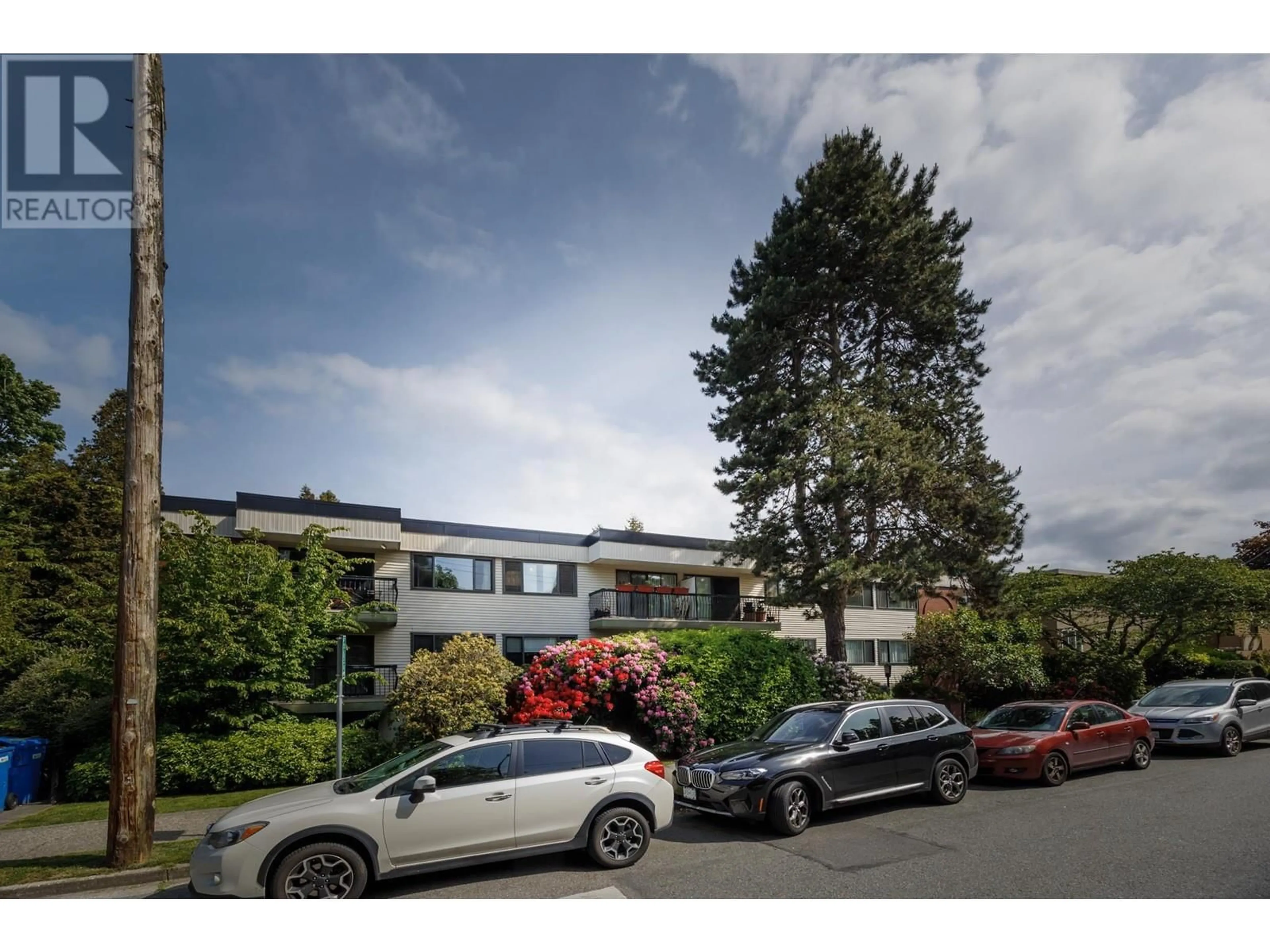 A pic from outside/outdoor area/front of a property/back of a property/a pic from drone, street for 303 - 2033 7TH AVENUE, Vancouver British Columbia V6J1T3