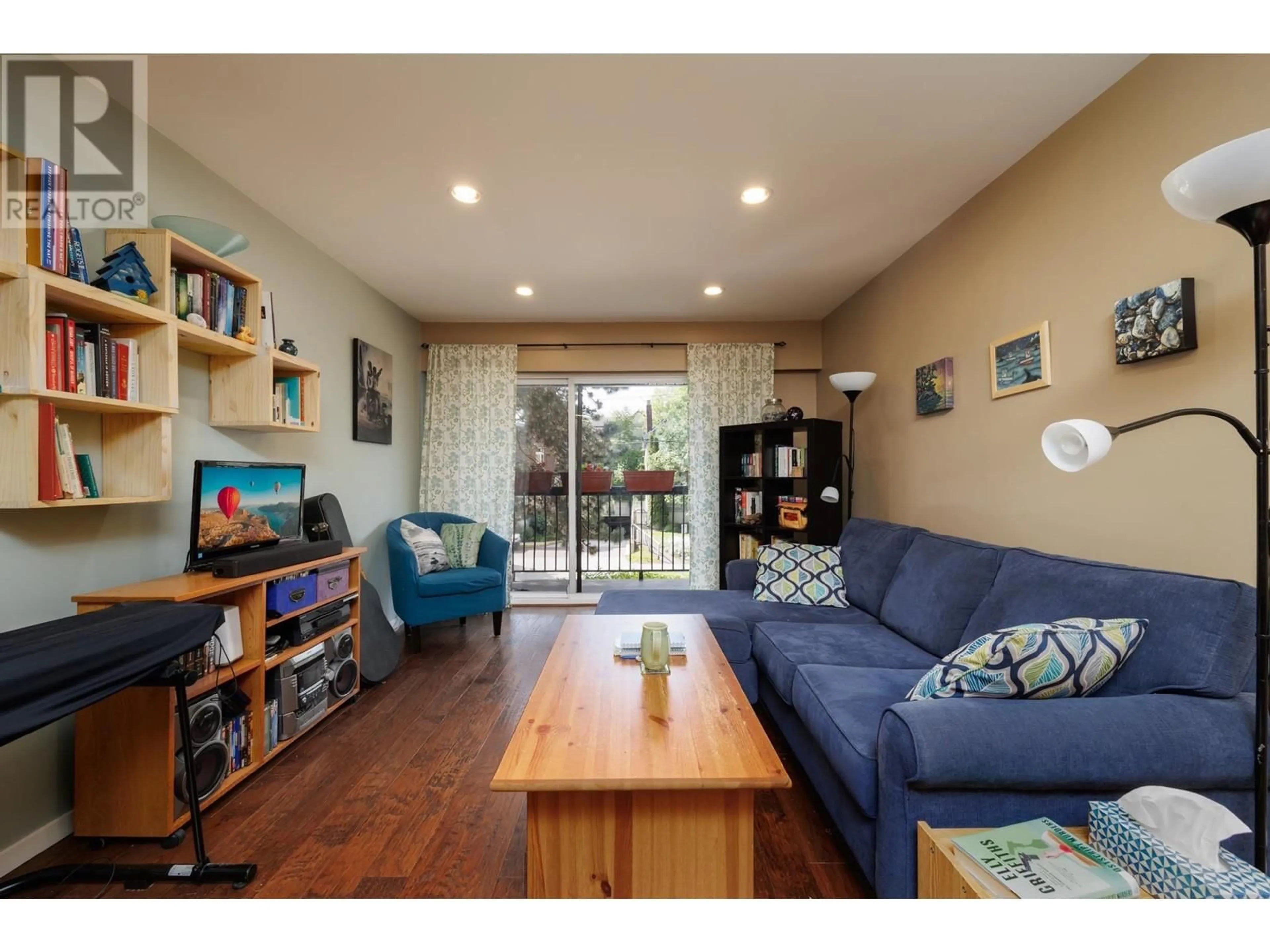 Living room with furniture, wood/laminate floor for 303 - 2033 7TH AVENUE, Vancouver British Columbia V6J1T3