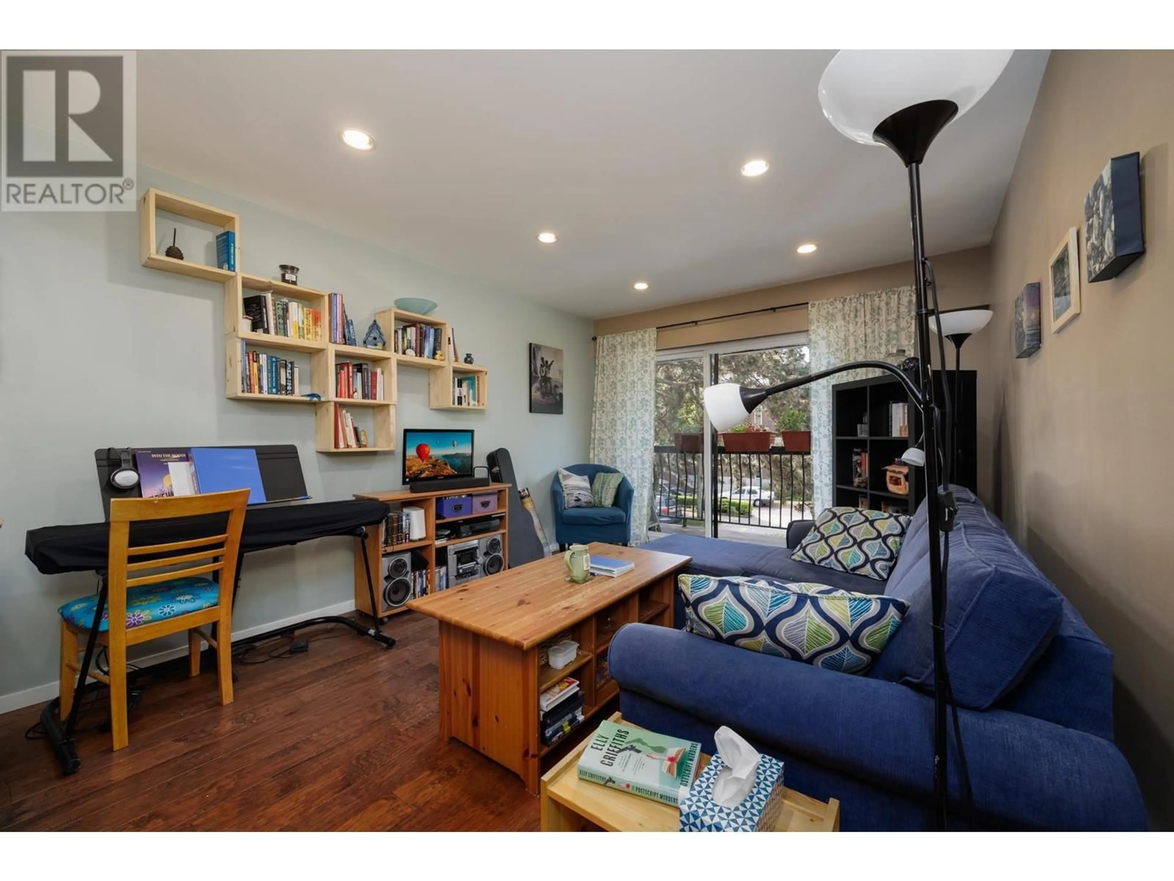 Living room with furniture, wood/laminate floor for 303 - 2033 7TH AVENUE, Vancouver British Columbia V6J1T3