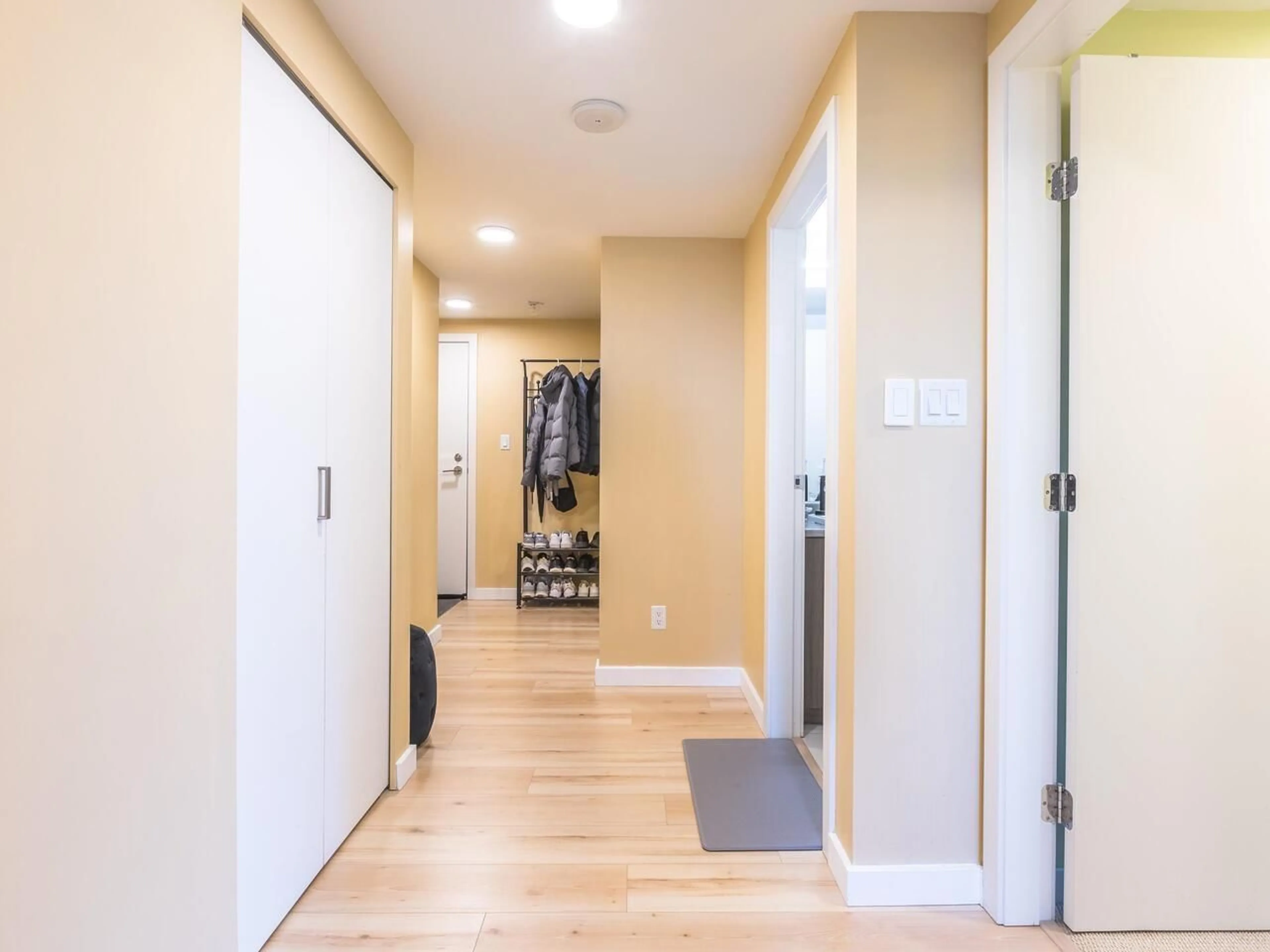 Indoor entryway for 802 - 13325 102A, Surrey British Columbia V3T0J5