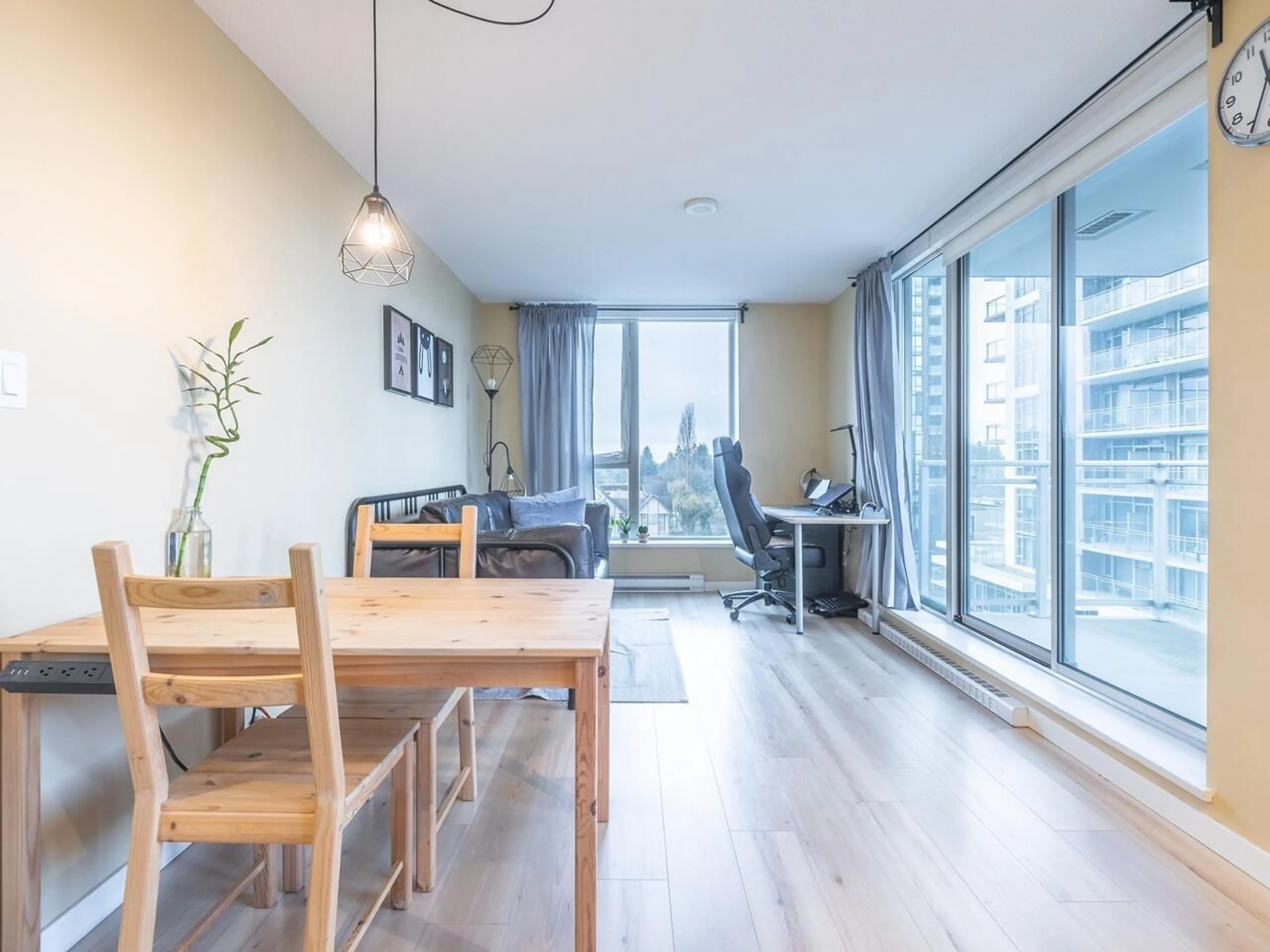 Living room with furniture, wood/laminate floor for 802 - 13325 102A, Surrey British Columbia V3T0J5