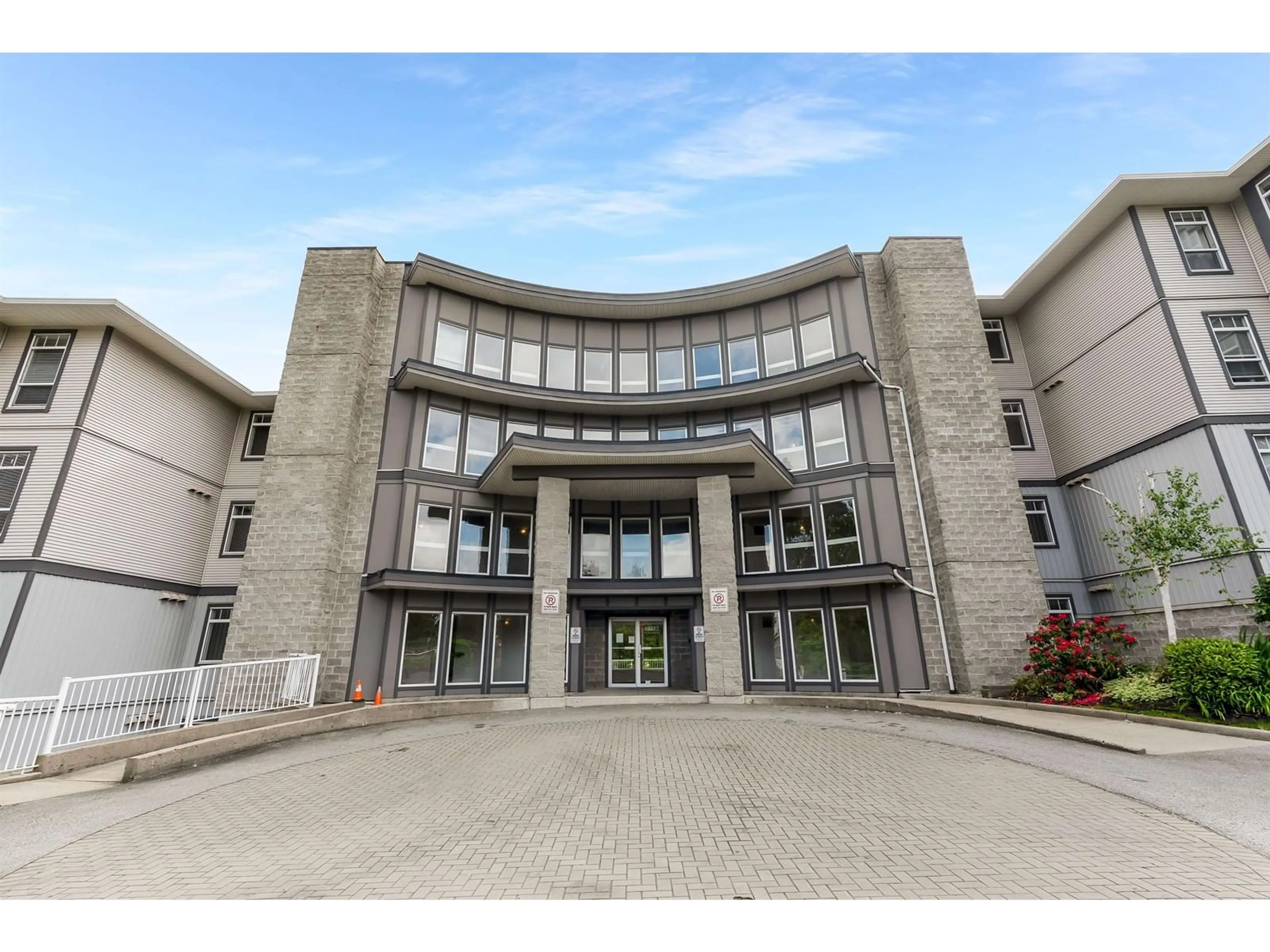 Indoor foyer for 321 - 13277 108, Surrey British Columbia V3T0A9