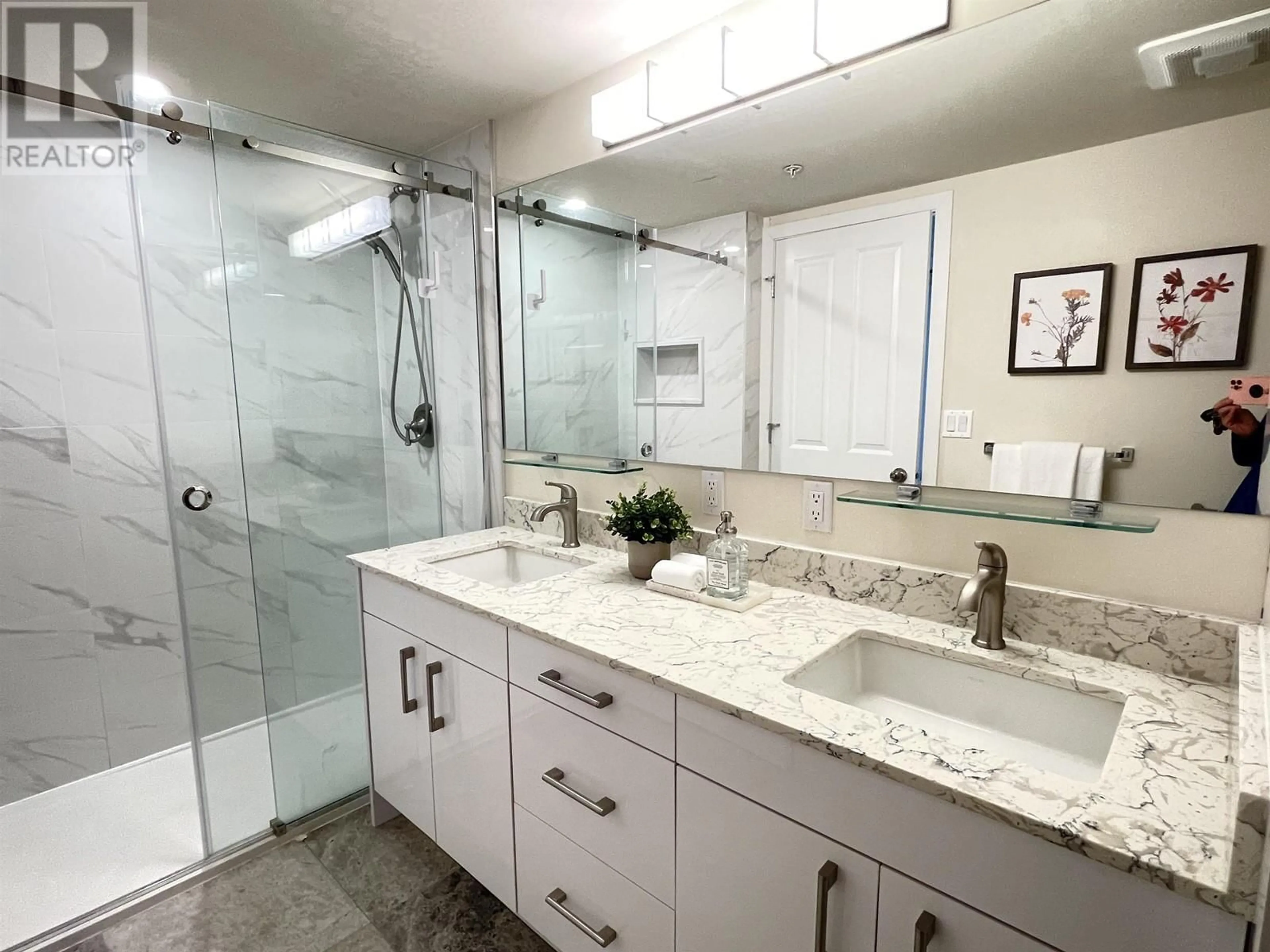 Contemporary bathroom, ceramic/tile floor for 1702 - 4788 HAZEL STREET, Burnaby British Columbia V5H4V9