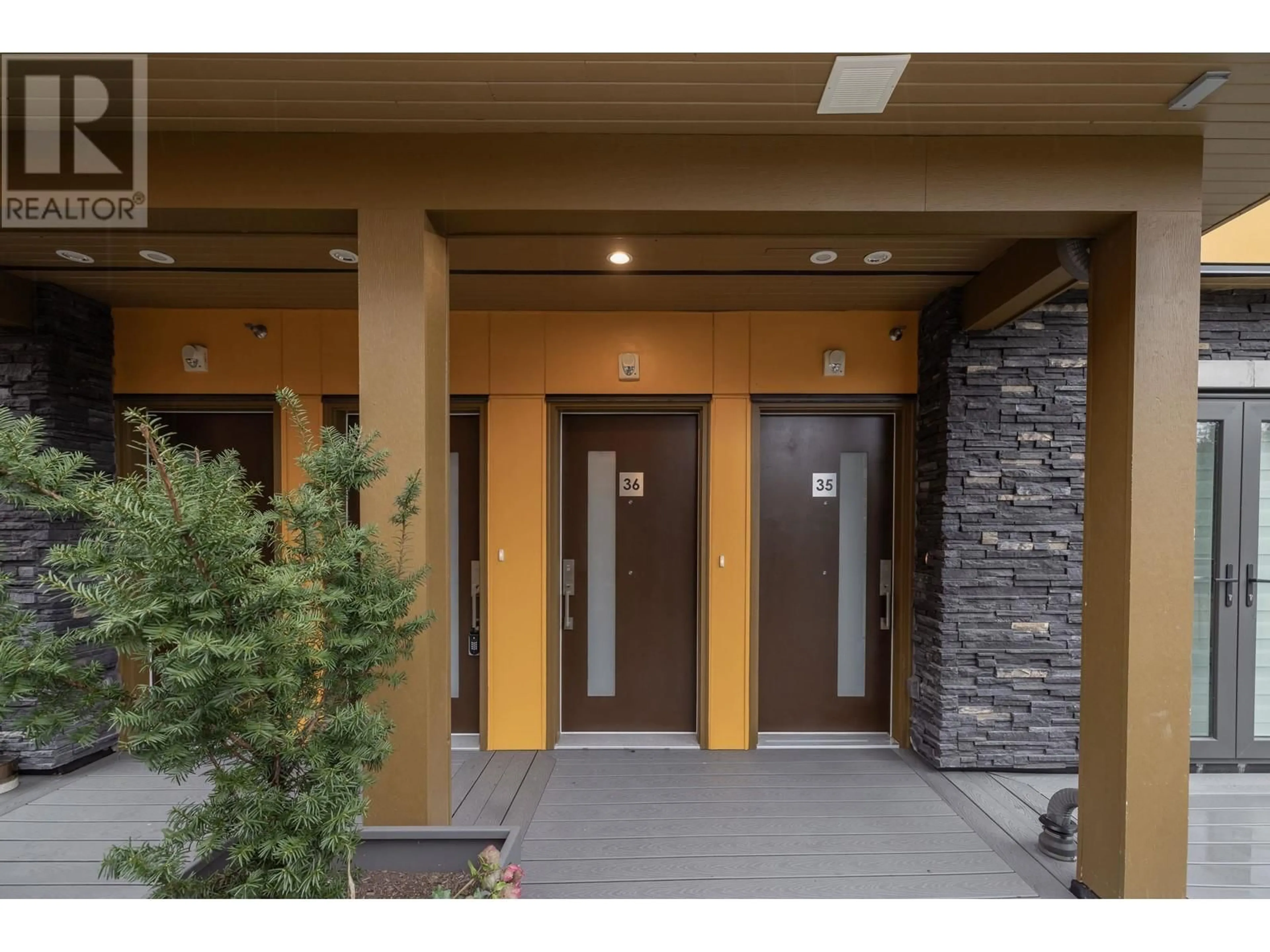 Indoor foyer for 36 - 7567 OAK STREET, Vancouver British Columbia V6P4A4