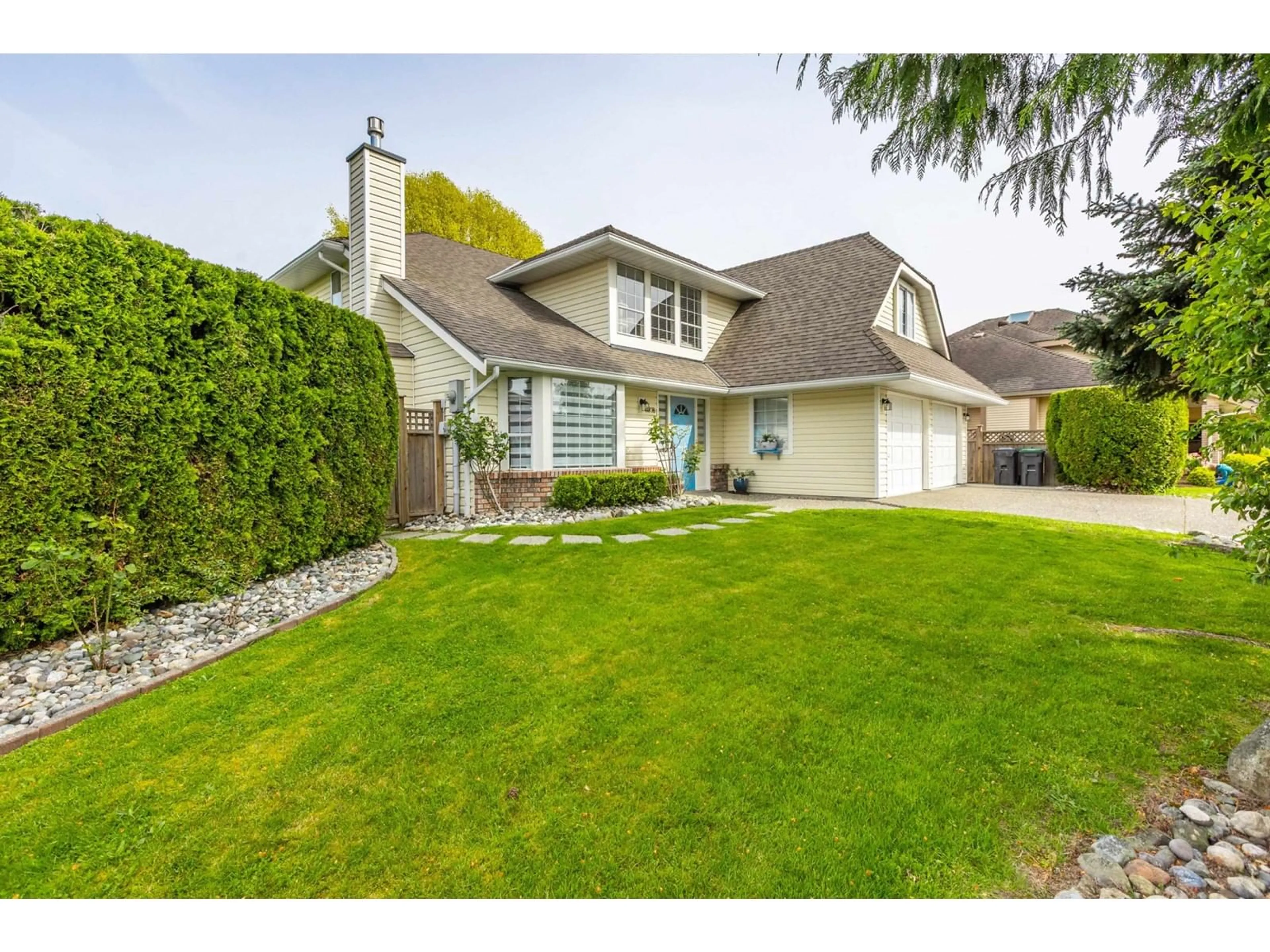 Home with vinyl exterior material, street for 3376 197, Langley British Columbia V3A7X3