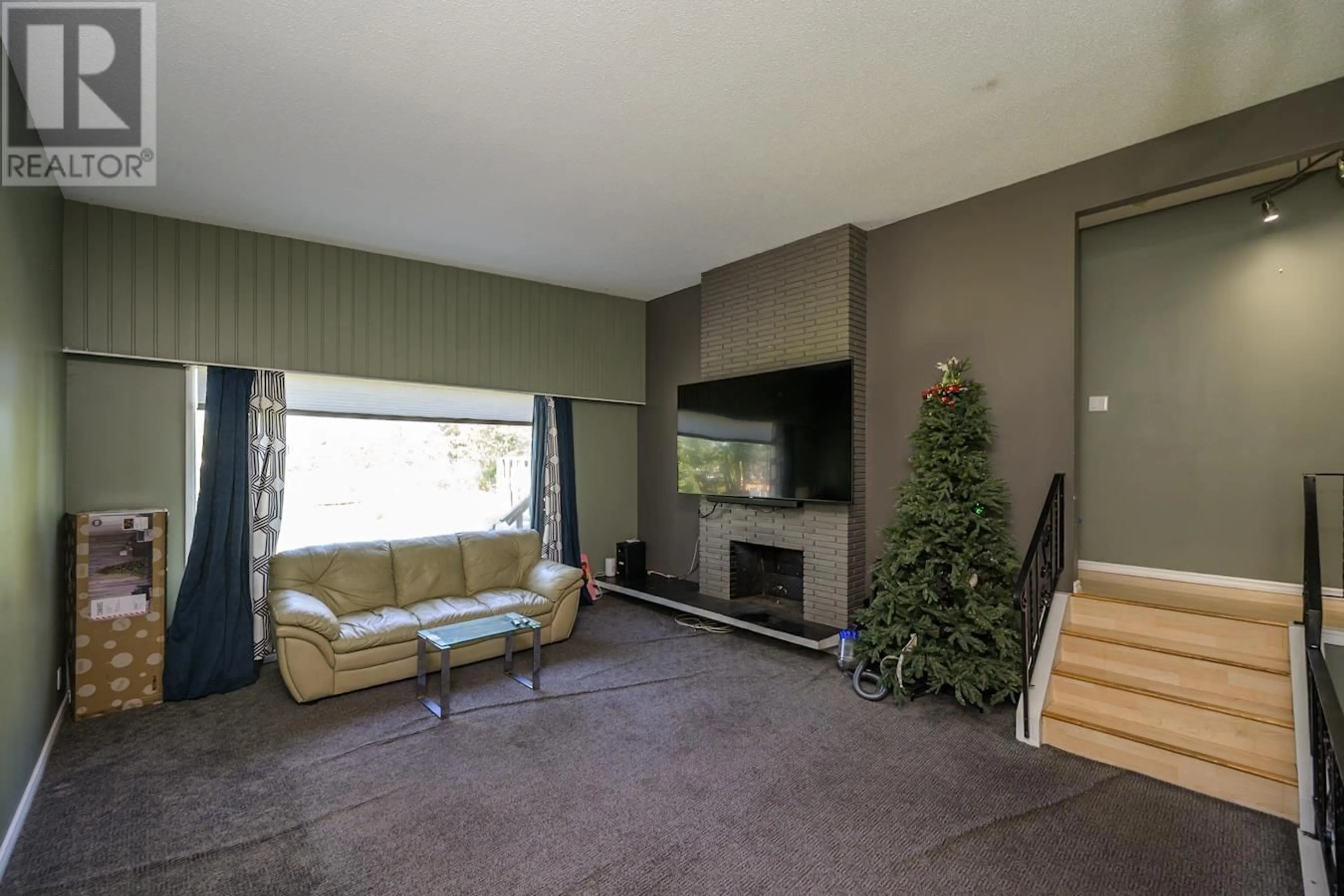 Living room with furniture, carpet floor for 3113 NECHAKO DRIVE, Prince George British Columbia V2M3B2